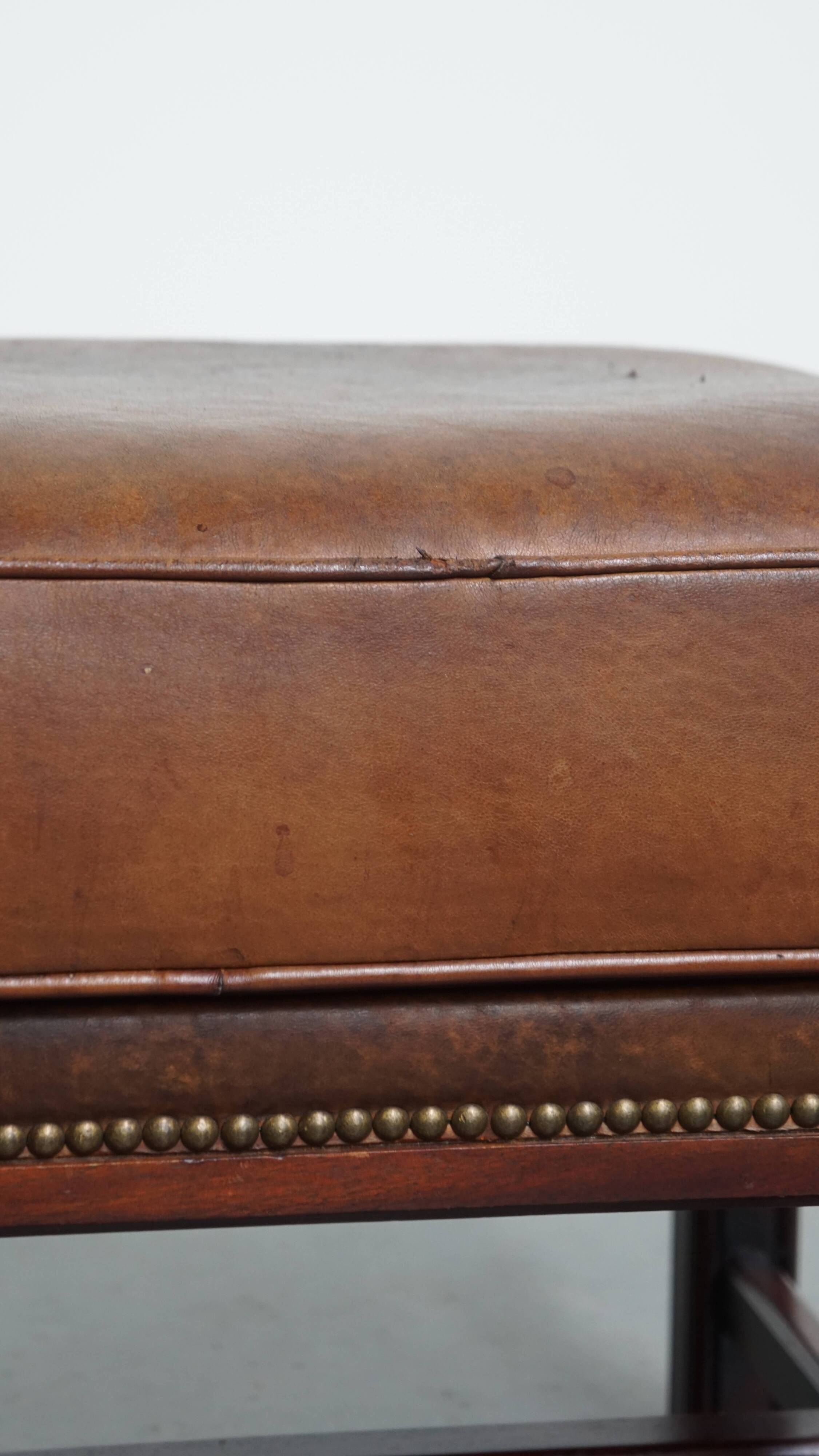 Pouf en cuir de mouton avec cadre en bois