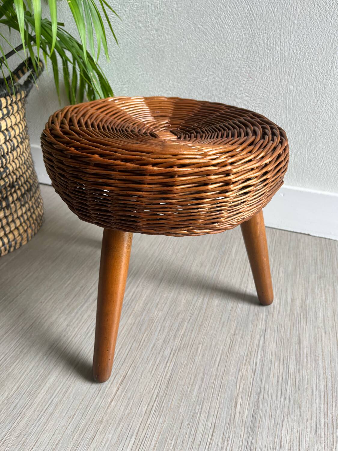 Tabouret tripode bois osier tressé