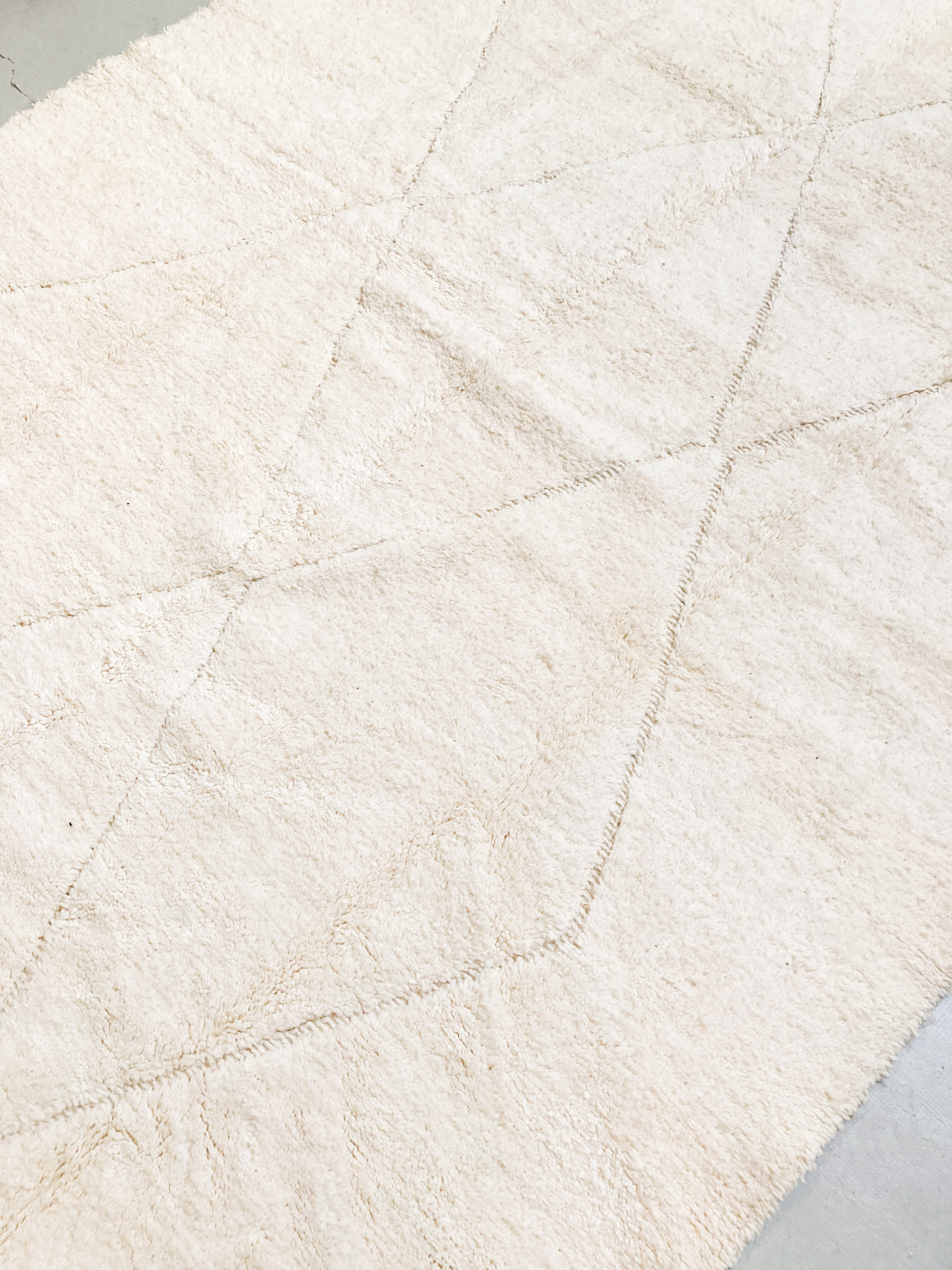 Moroccan Berber carpet beni ouarain unbleached diamonds engraved 355x253cm