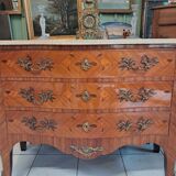 Commode galbée en bois précieux style Louis XV