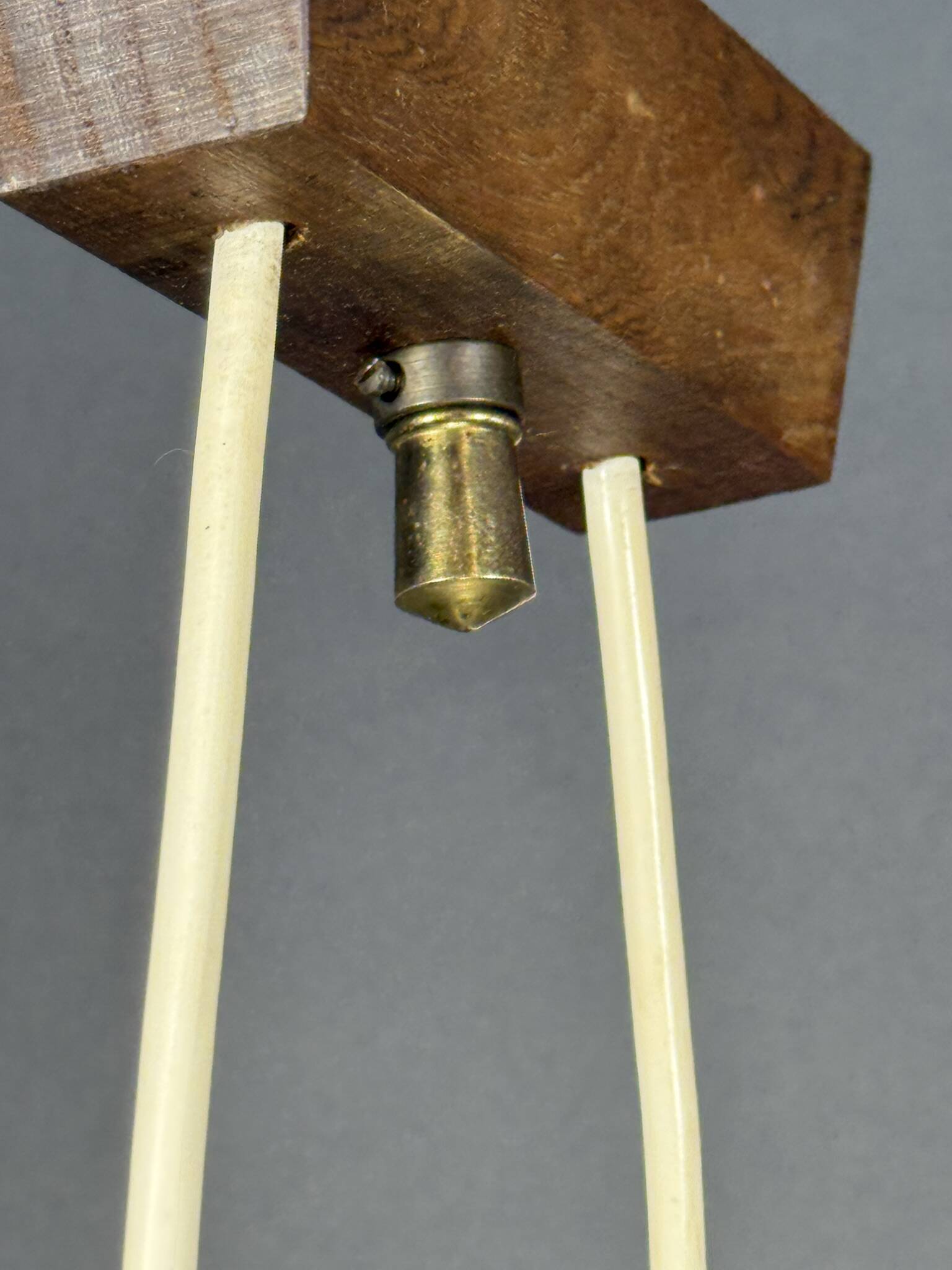 Chandelier scandinave en teck massif avec abat-jours en résine plexiglass – années 1960