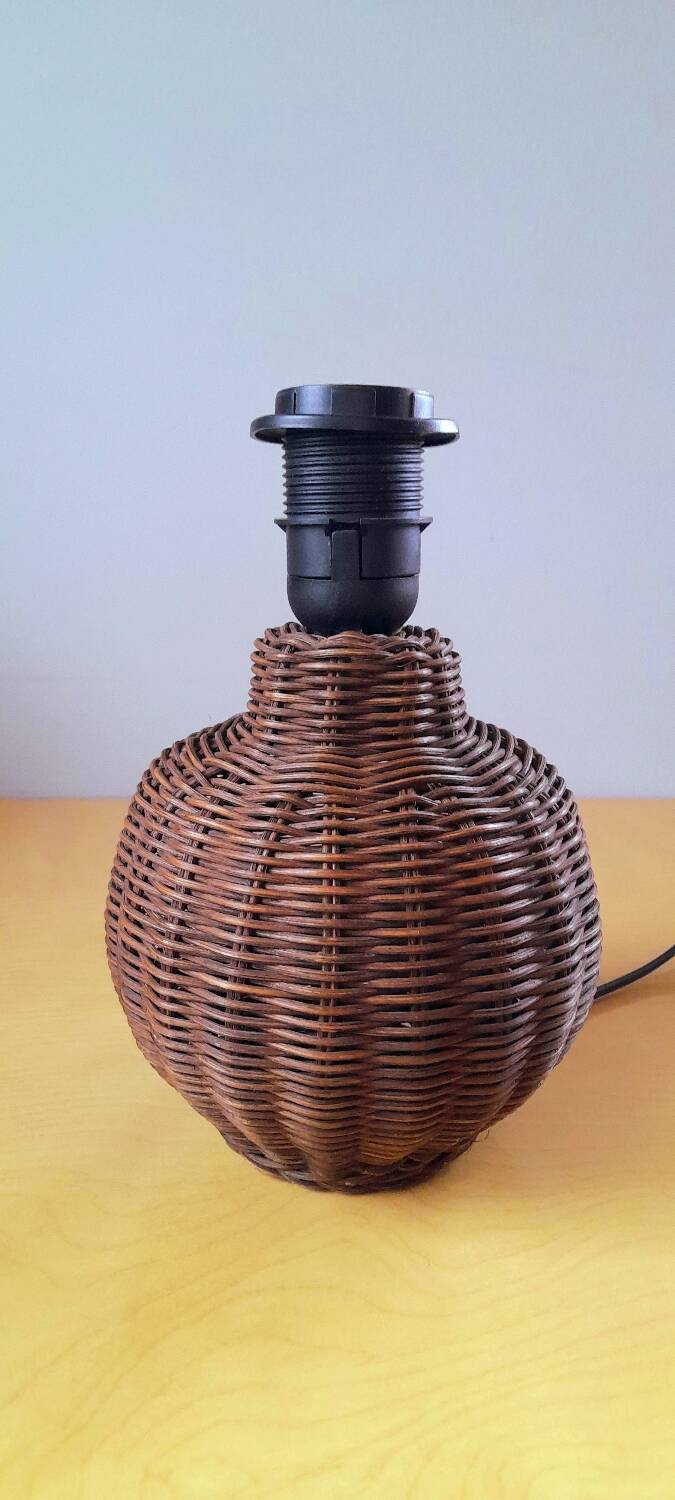 Woven wicker lamp