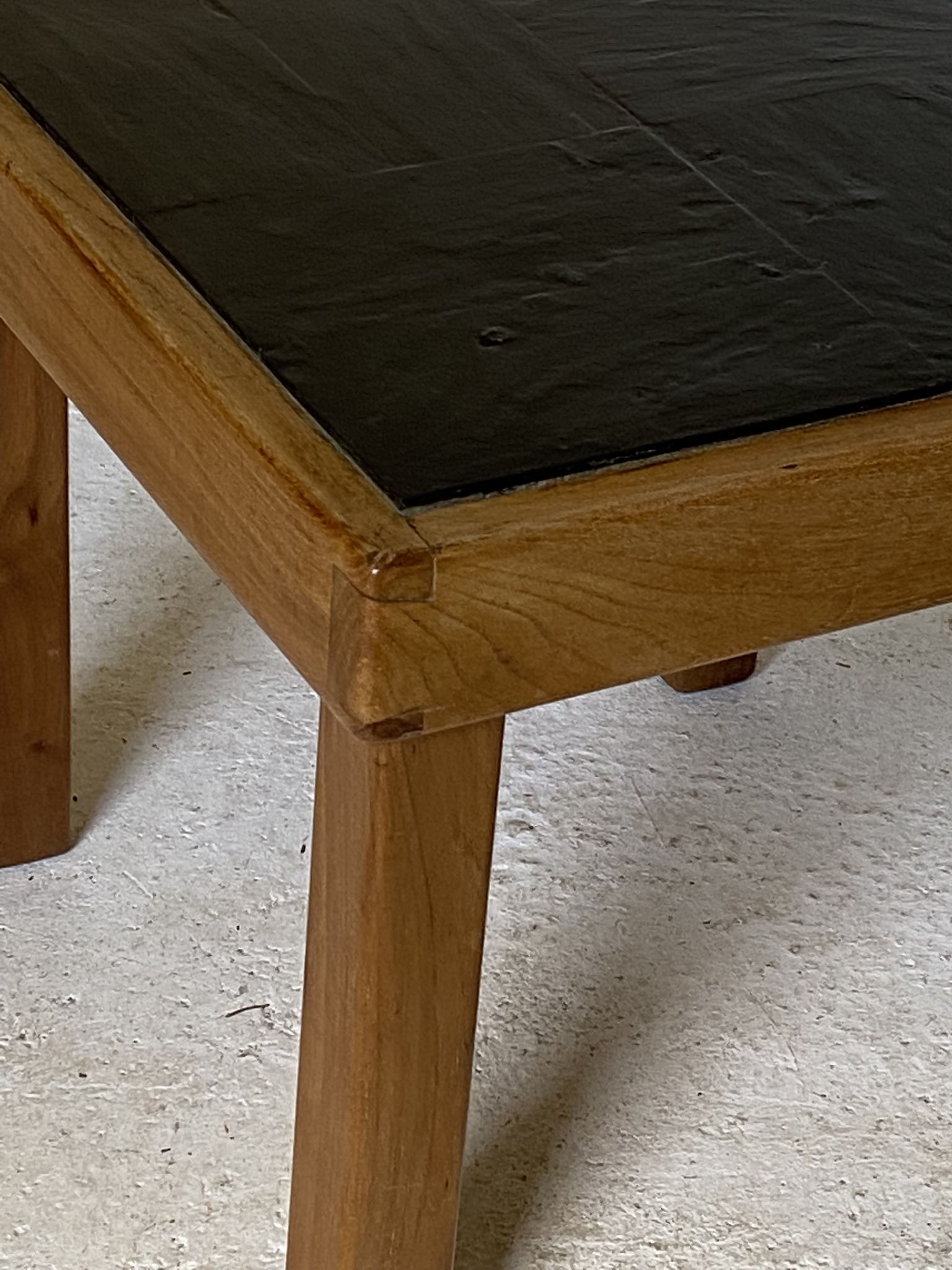 Table basse en orme et ardoise par Maison Regain 1970