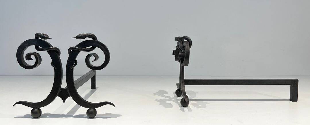 Paire de Chenets en Fer Forgé Modèle aux Serpents dans le Goût d’Edgar Bran