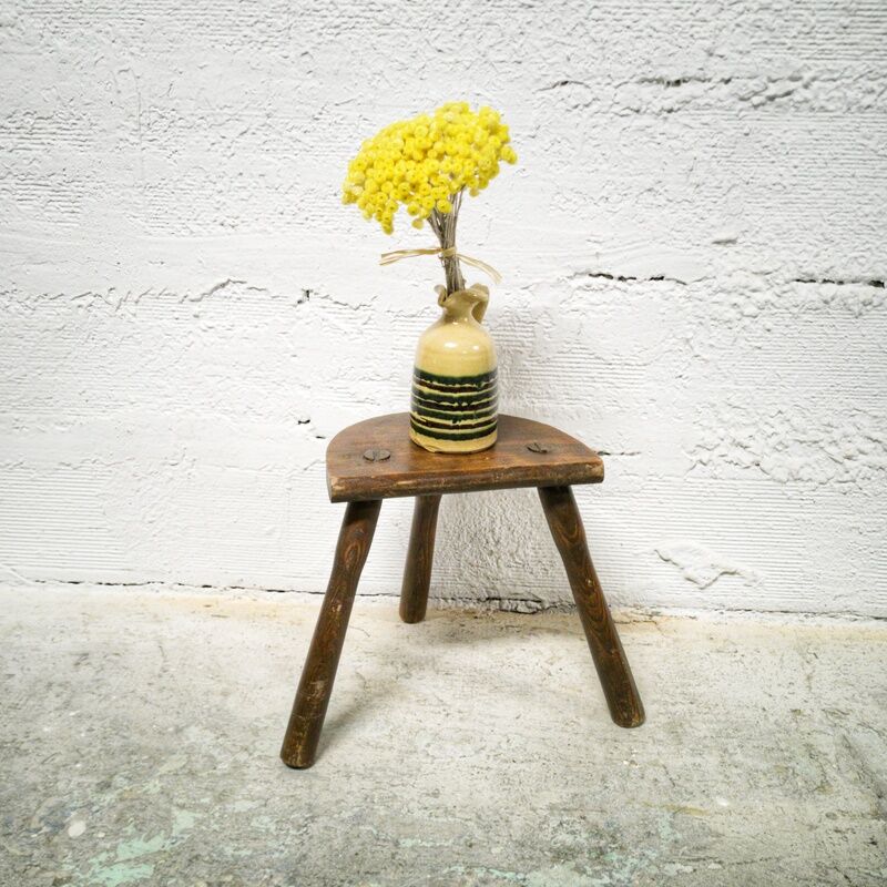 Tripod cowherd stool