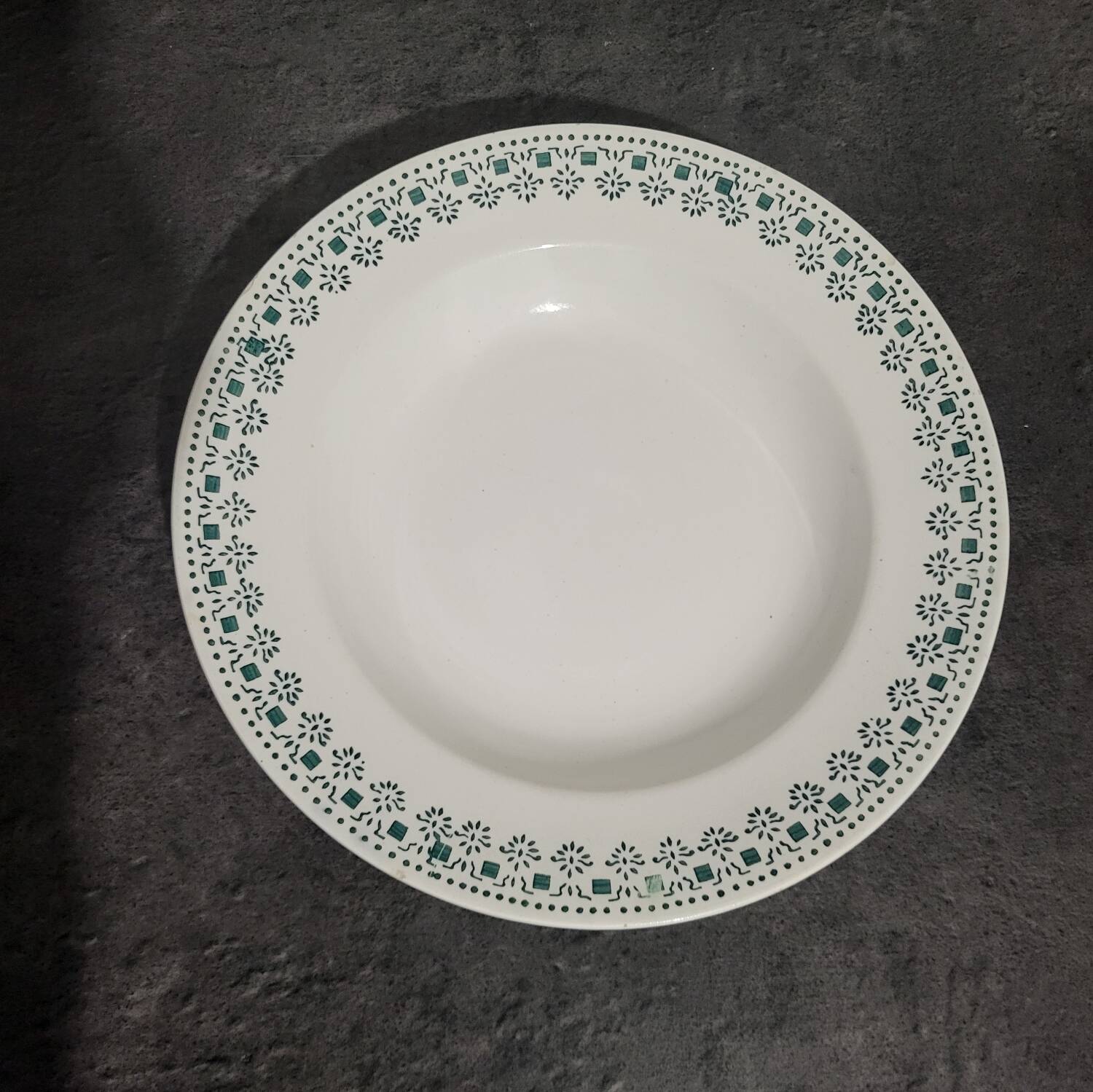 Vintage Sarreguemines Ypres soup/decorative plate in excellent condition