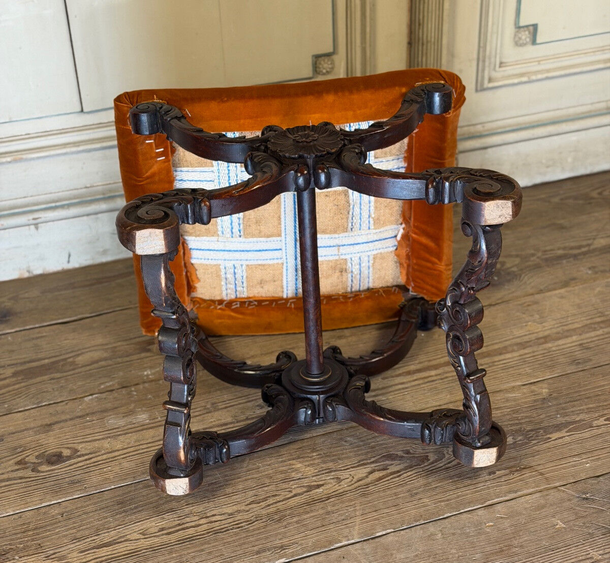 Tabouret en X, bois sculpté, XIXème siècle