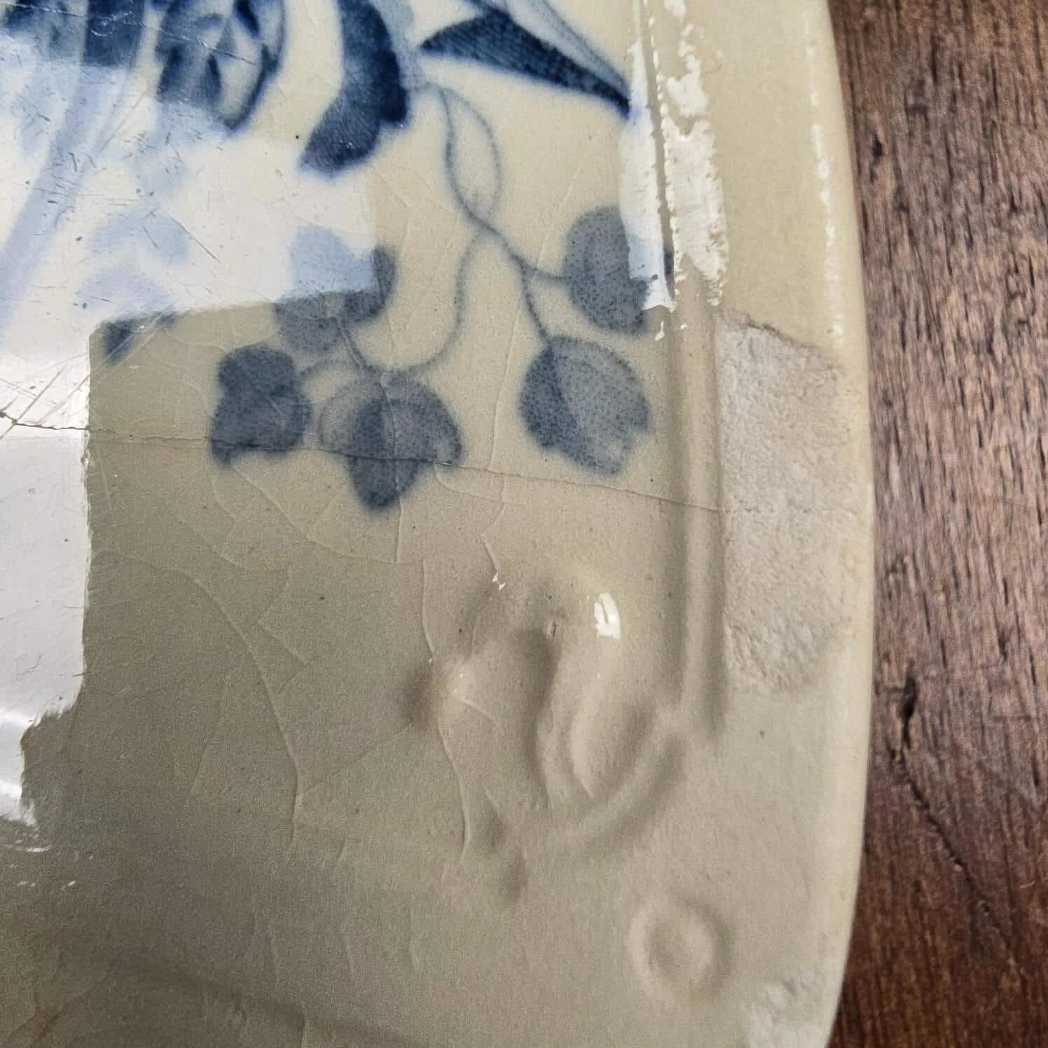 Old Gien plate with carved edges featuring doves and blue flowers, circa 1920-1930.