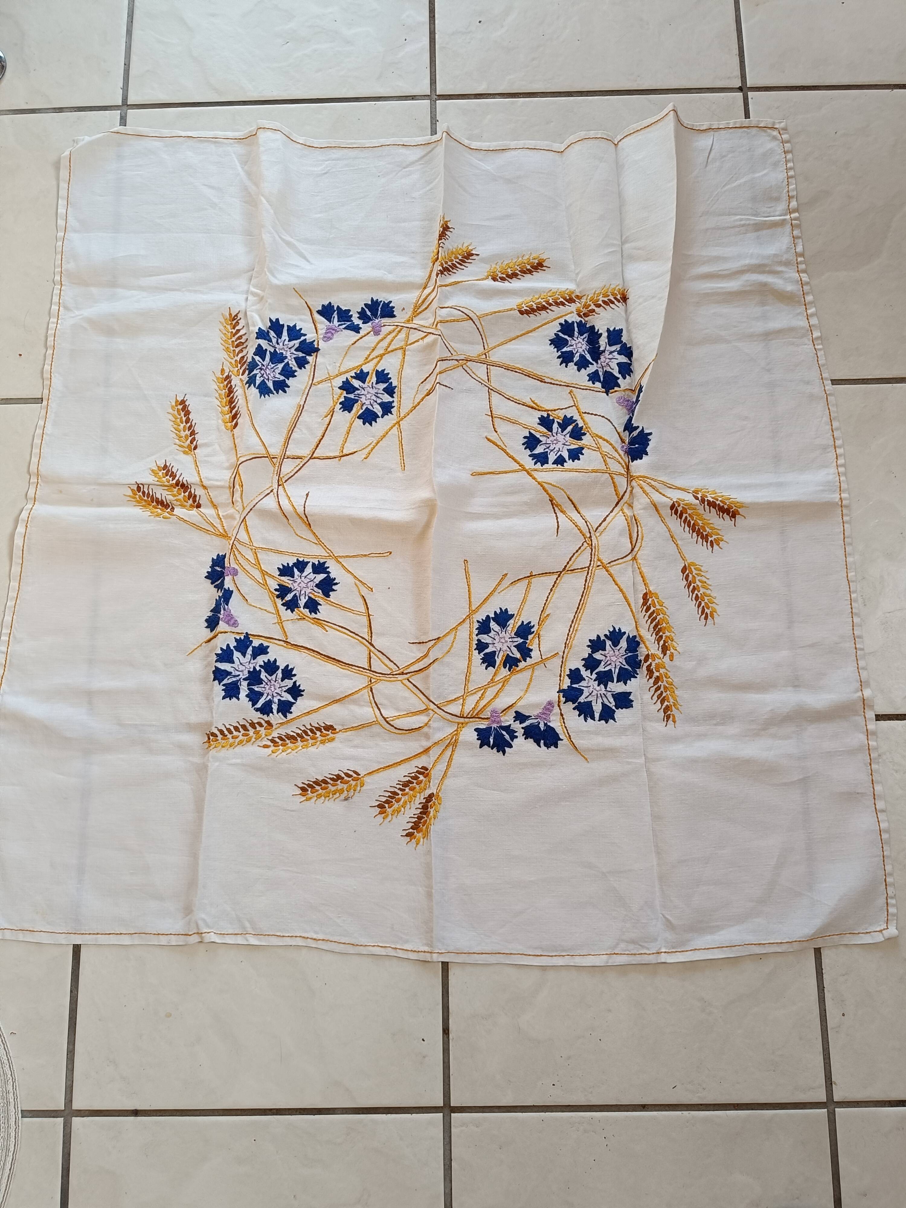 Nappe carrée. Couronne centrale brodée main ; les bleuts.