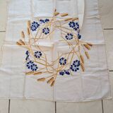 Nappe carrée. Couronne centrale brodée main ; les bleuts.