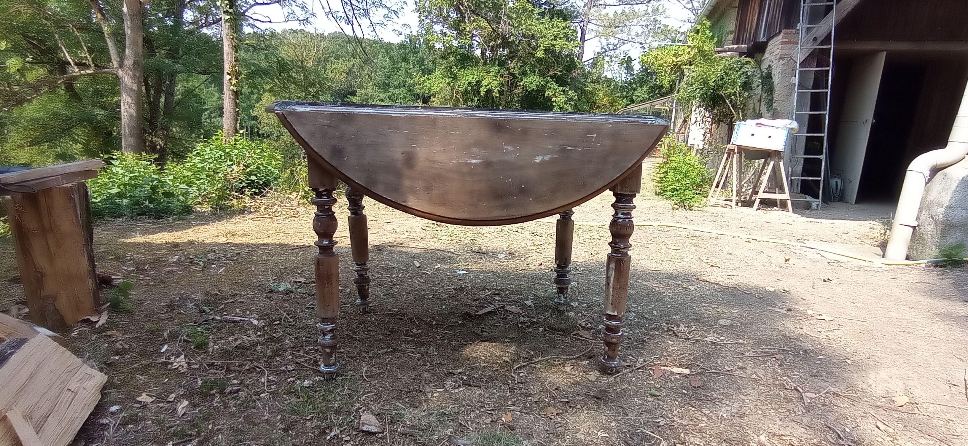 Round table of round farm with flaps