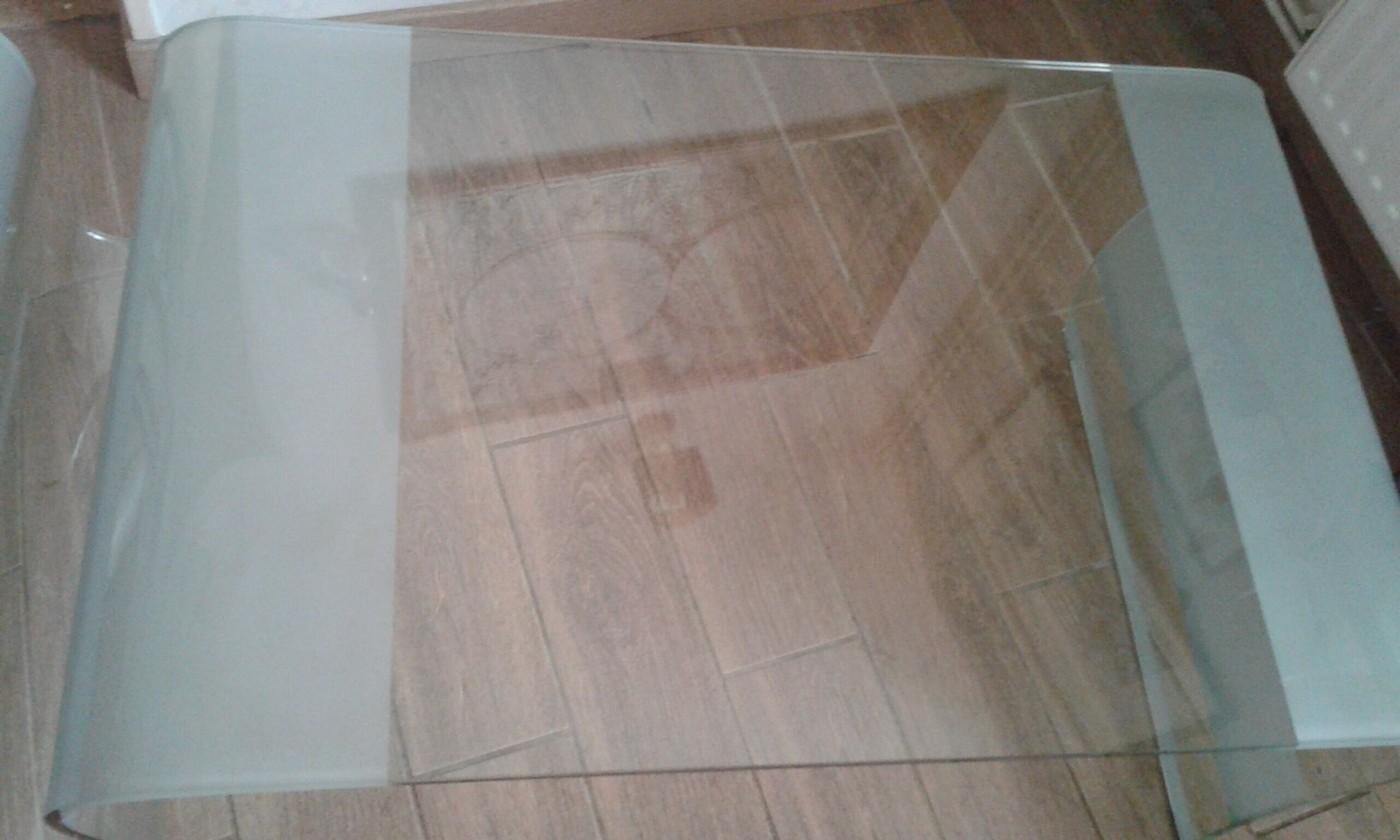 Table basse design en verre trempé et courbé avec porte-revues