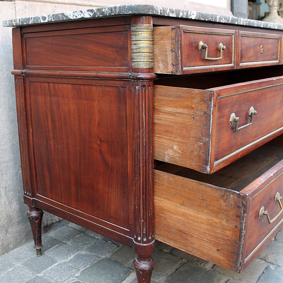 18th C. Mahogany Chest Of Drawers - Marble Top