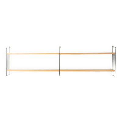 Étagère murale WHB avec étagères en bois de frêne et échelles en métal noir.