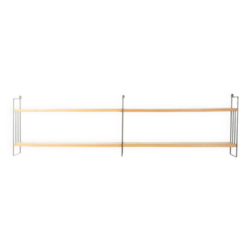 Étagère murale WHB avec étagères en bois de frêne et échelles en métal noir.