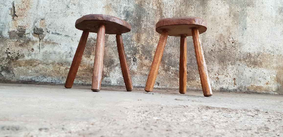 Two stools "brutalize" in solid oak