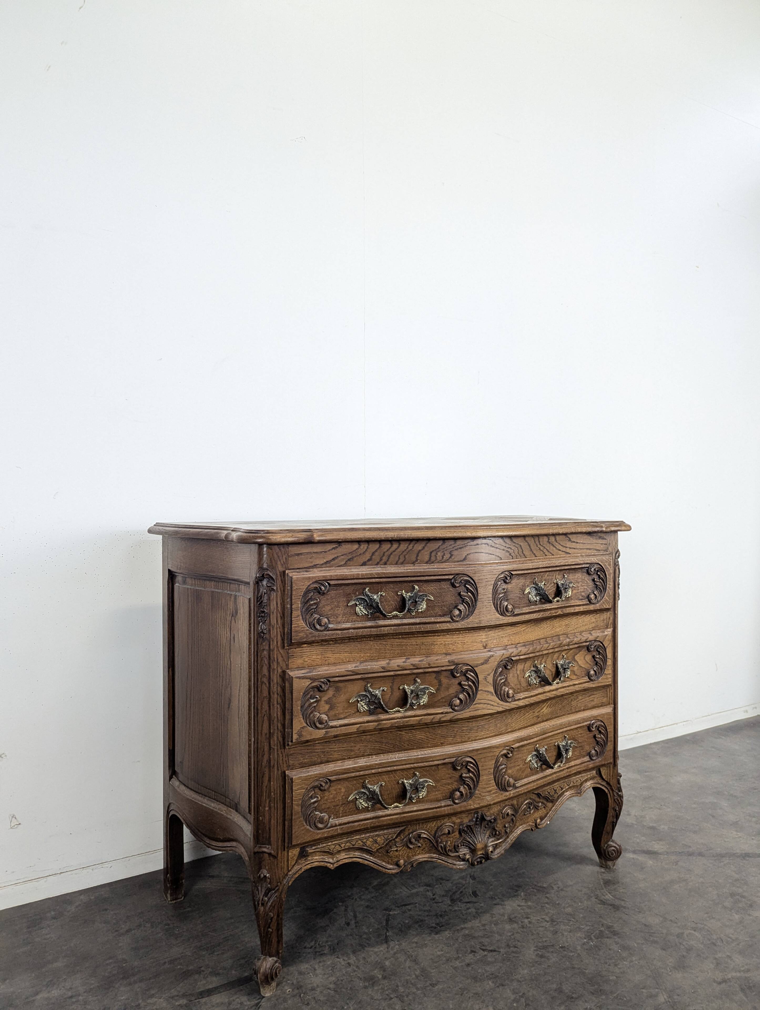 Commode néo rustique galbée richement sculptée