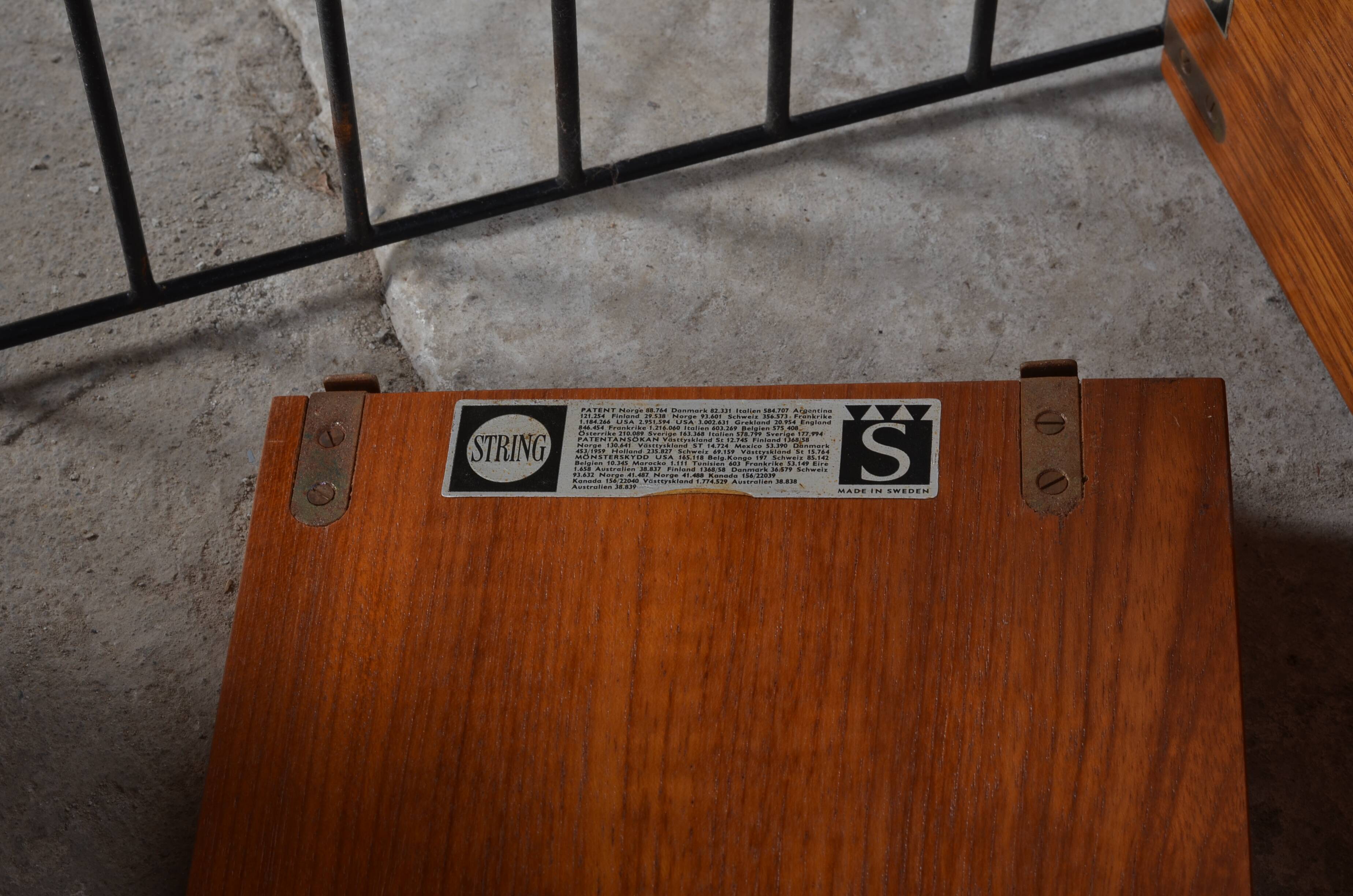 String shelves 3 wooden shelves