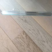 Table de salon piètement en marbre et plateau en verre
