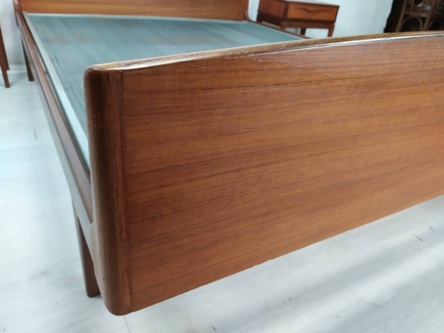 Scandinavian bed 140