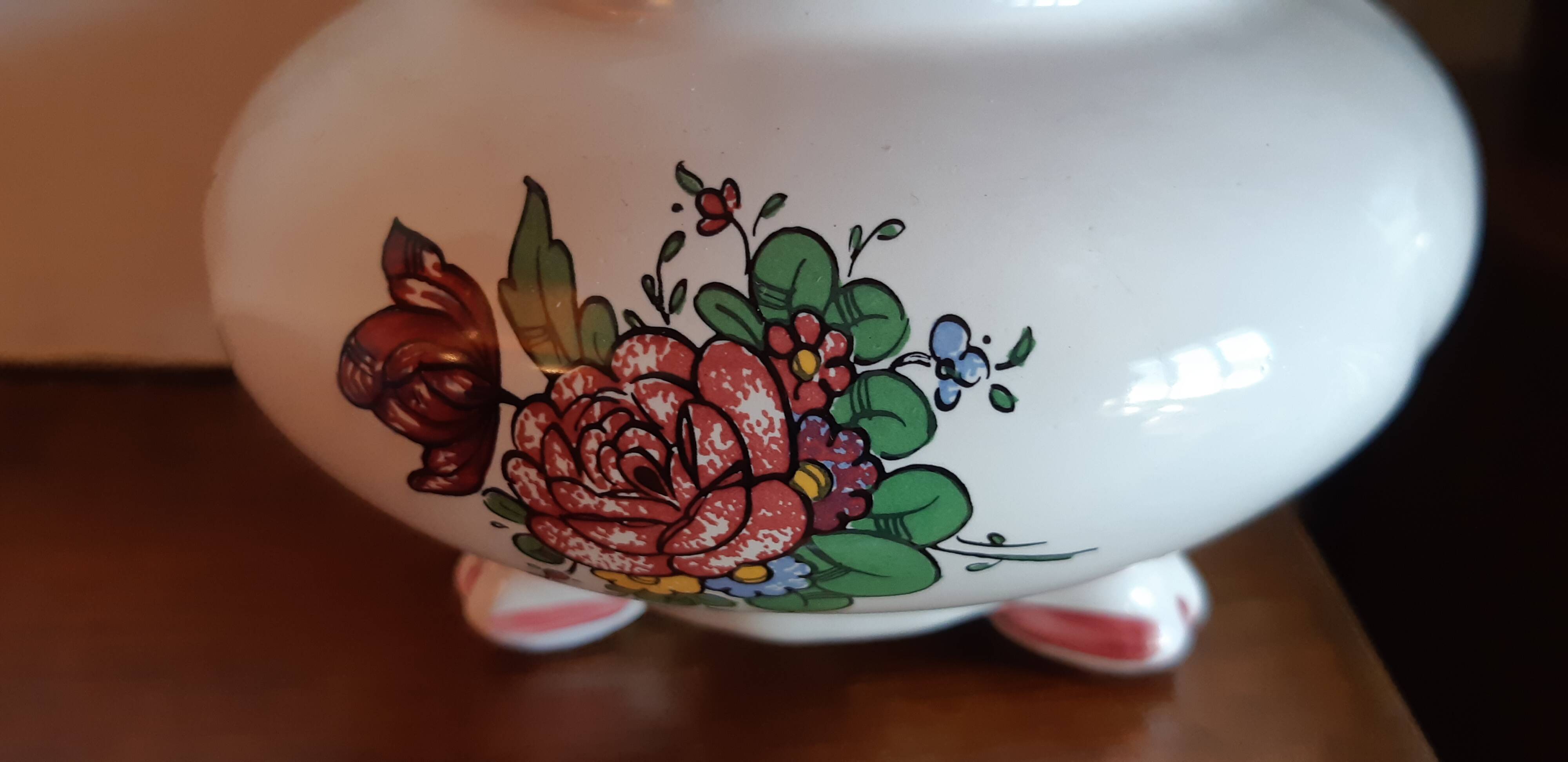 Pique flowers pottery art of Angoulême Le Renoleau