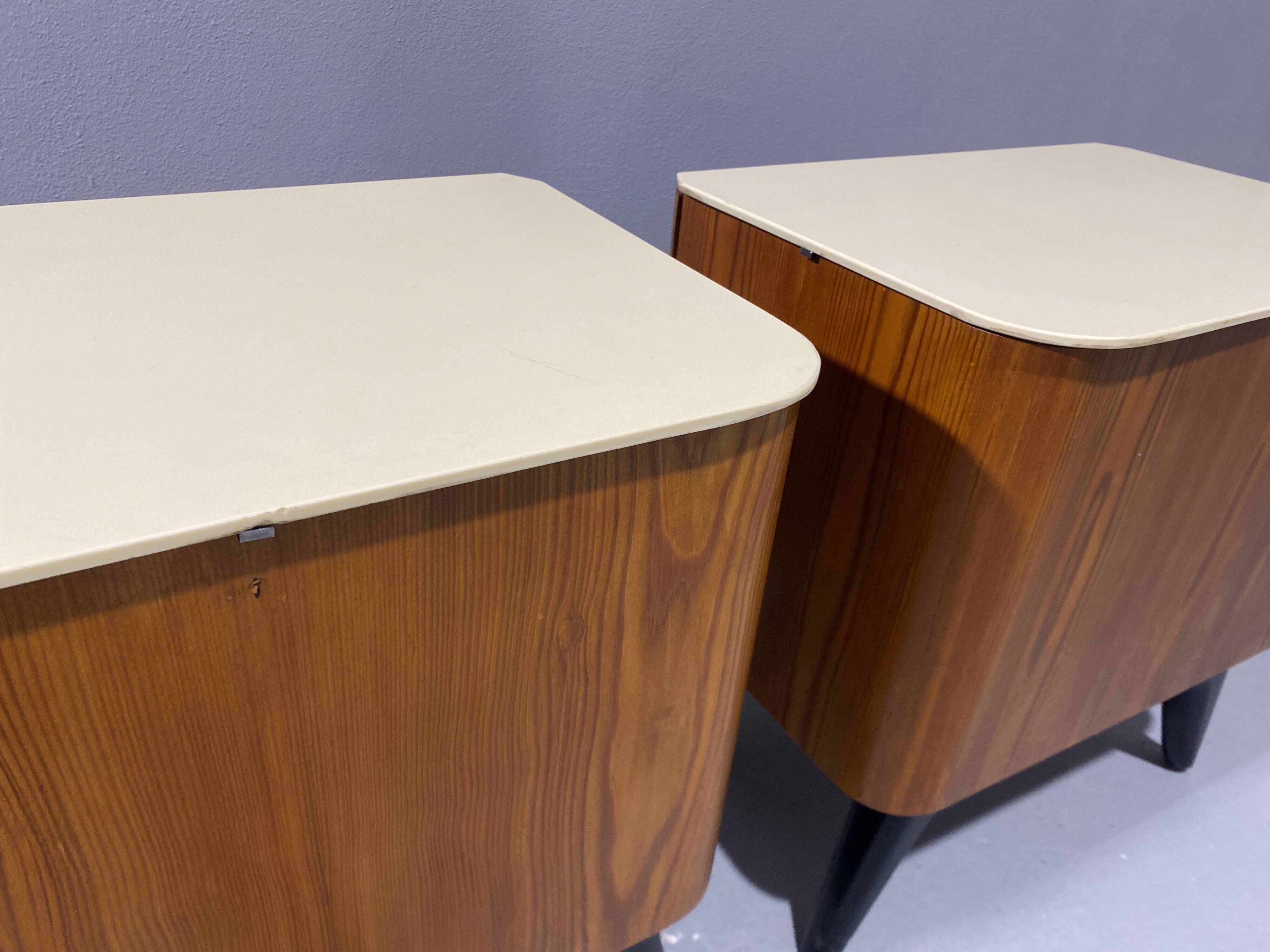 Tables de nuit entièrement restaurées par Jindřich Halabala pour ÚP Závody, années 1950, Tchécoslovaquie