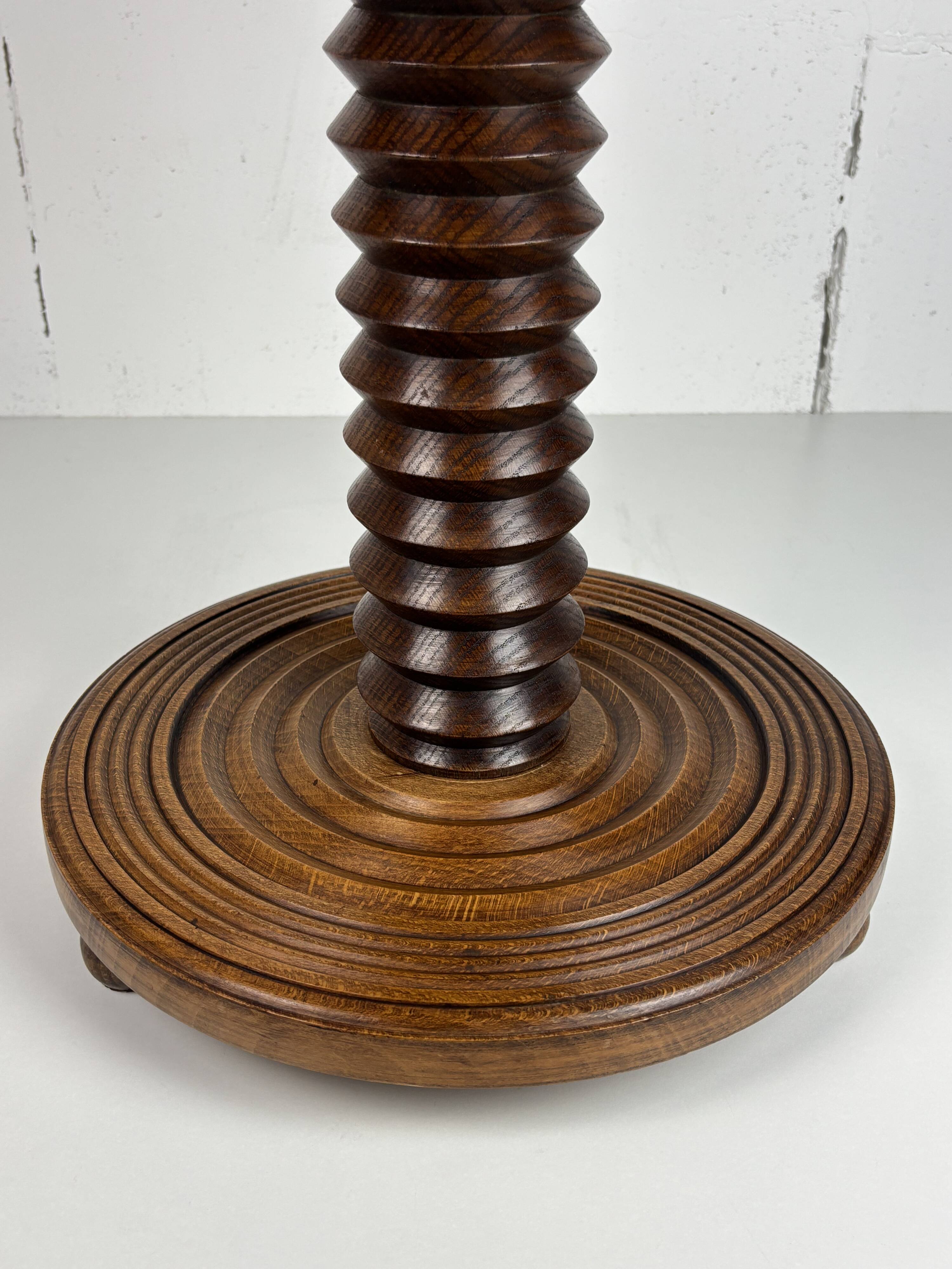 Table d'appoint brutaliste en bois tourné avec pressoir à vin