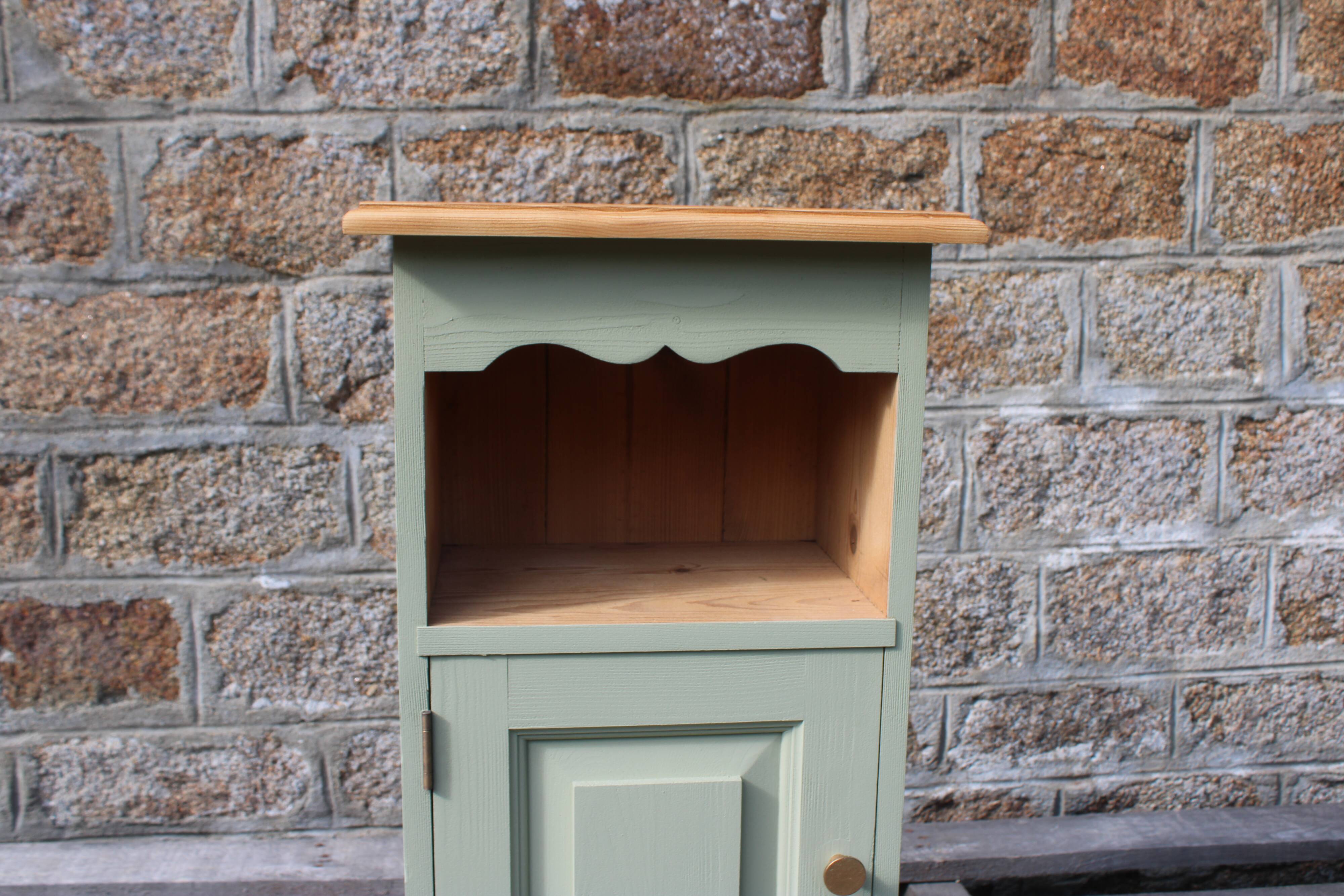 Chevet vintage en pin rénové – Vert Lézard Pure & Paint – Plateau bois natu