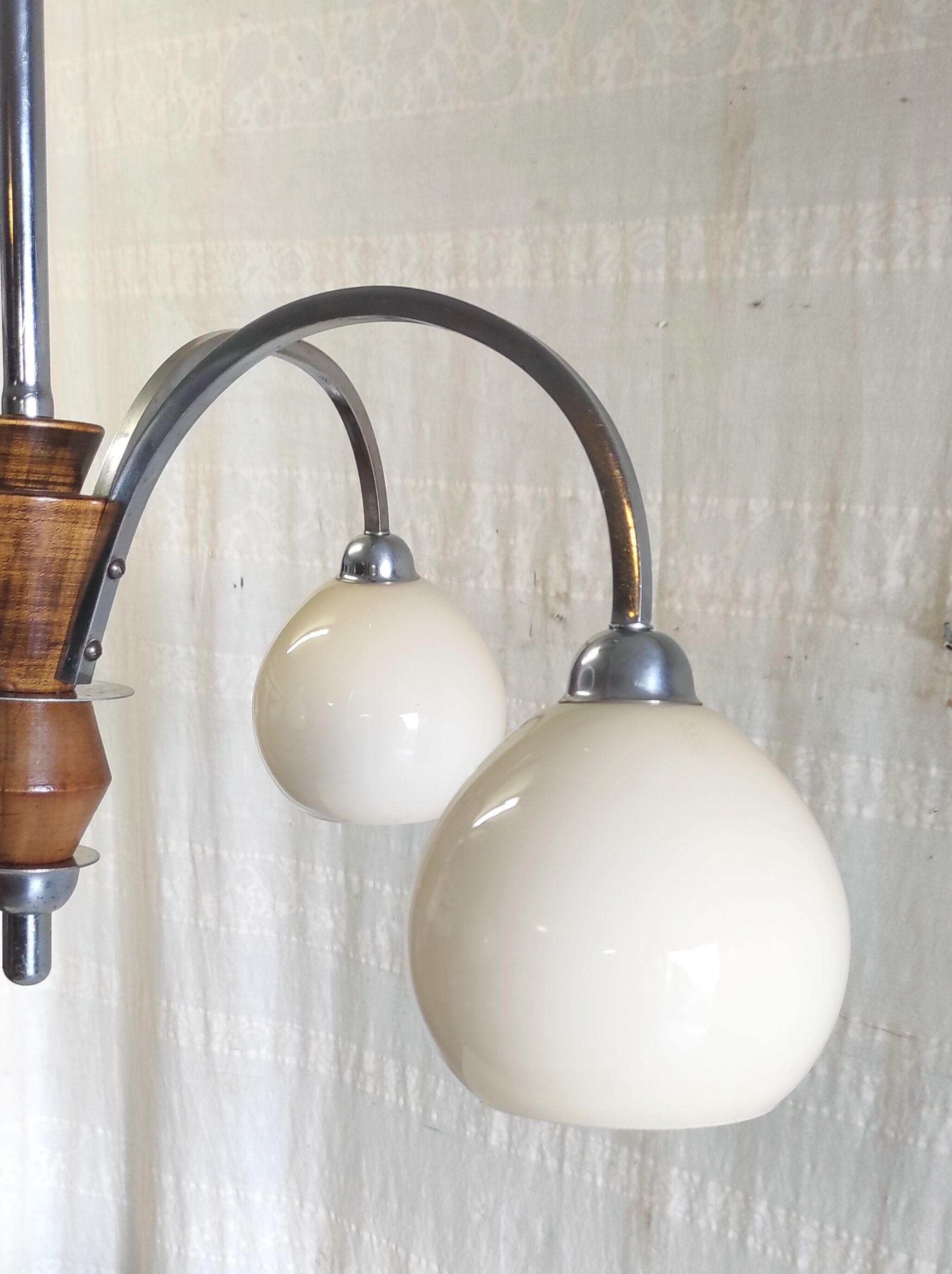 Art Deco chandelier with 4 lights in chrome metal and opaline globe - 1940s/50s