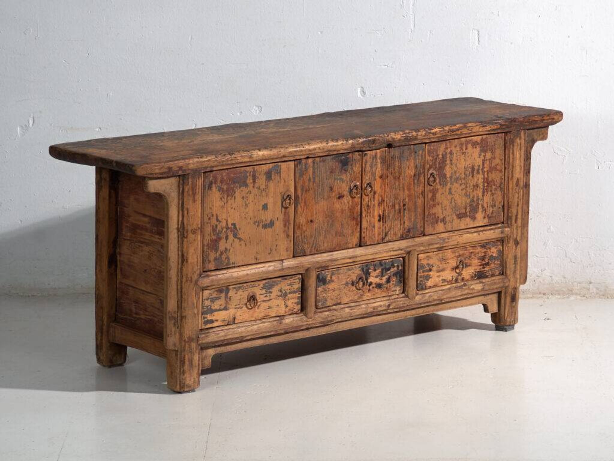 Buffet bas en orme à quatre portes et trois tiroirs – Chine, vers 1930