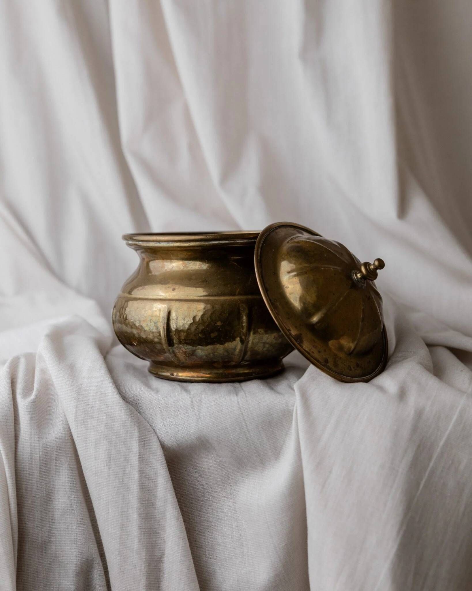 Vintage gold-toned brass box with lid, handmade in Italy (1950s) – elegant storage for biscuits or jewelry