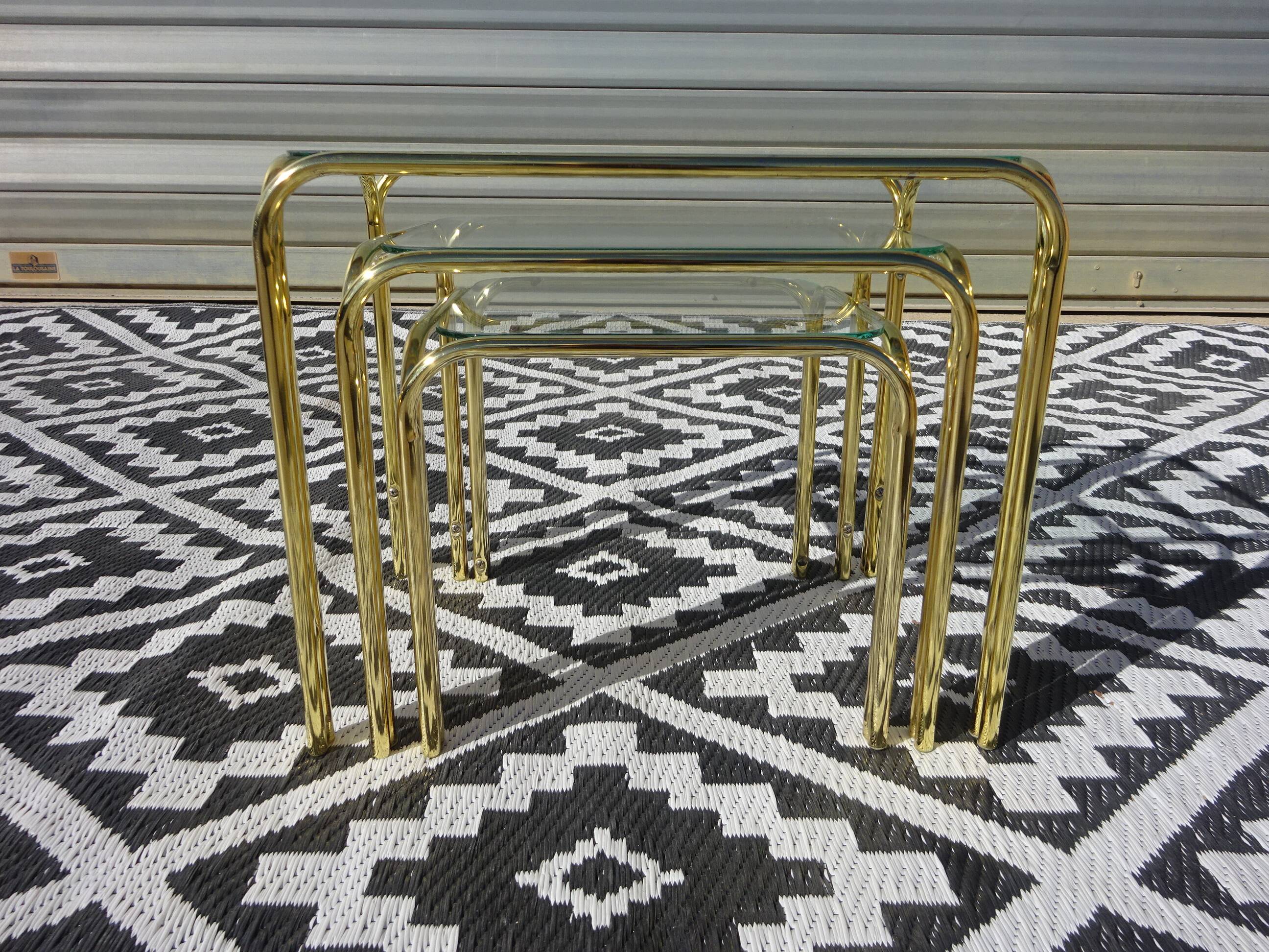 Nested table in gold metal and glass