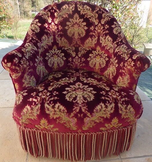 Velvet toad with backrest and firm seat in burgundy red color