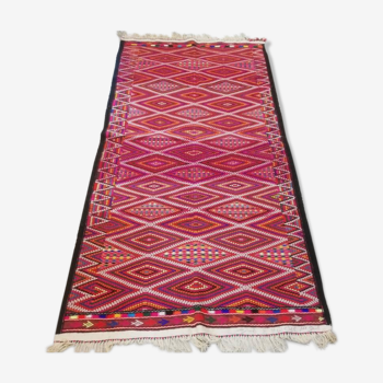 Tapis kilim rouge , tapis marocain en laine fait à la main.