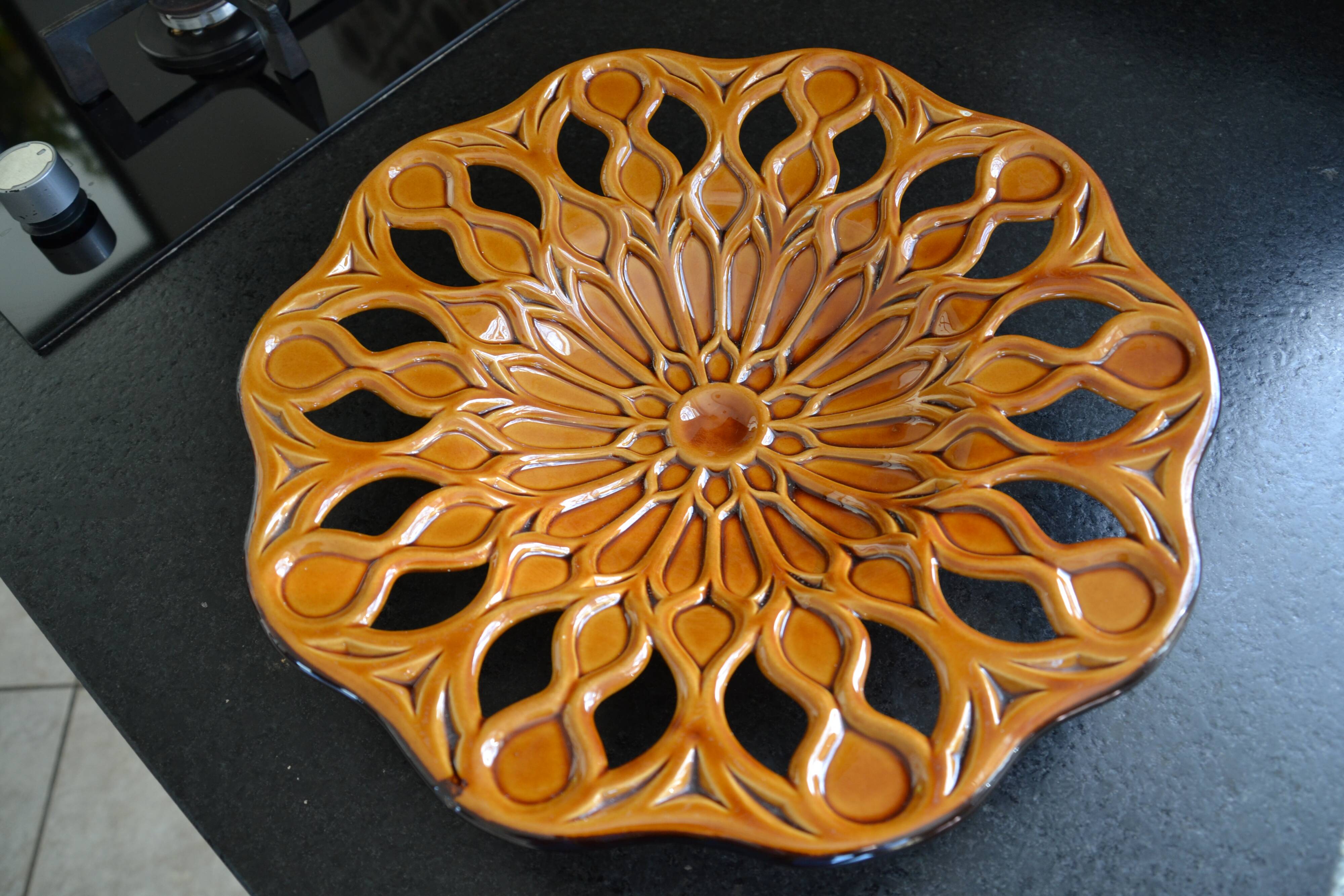 Cut-out ceramic fruit bowl