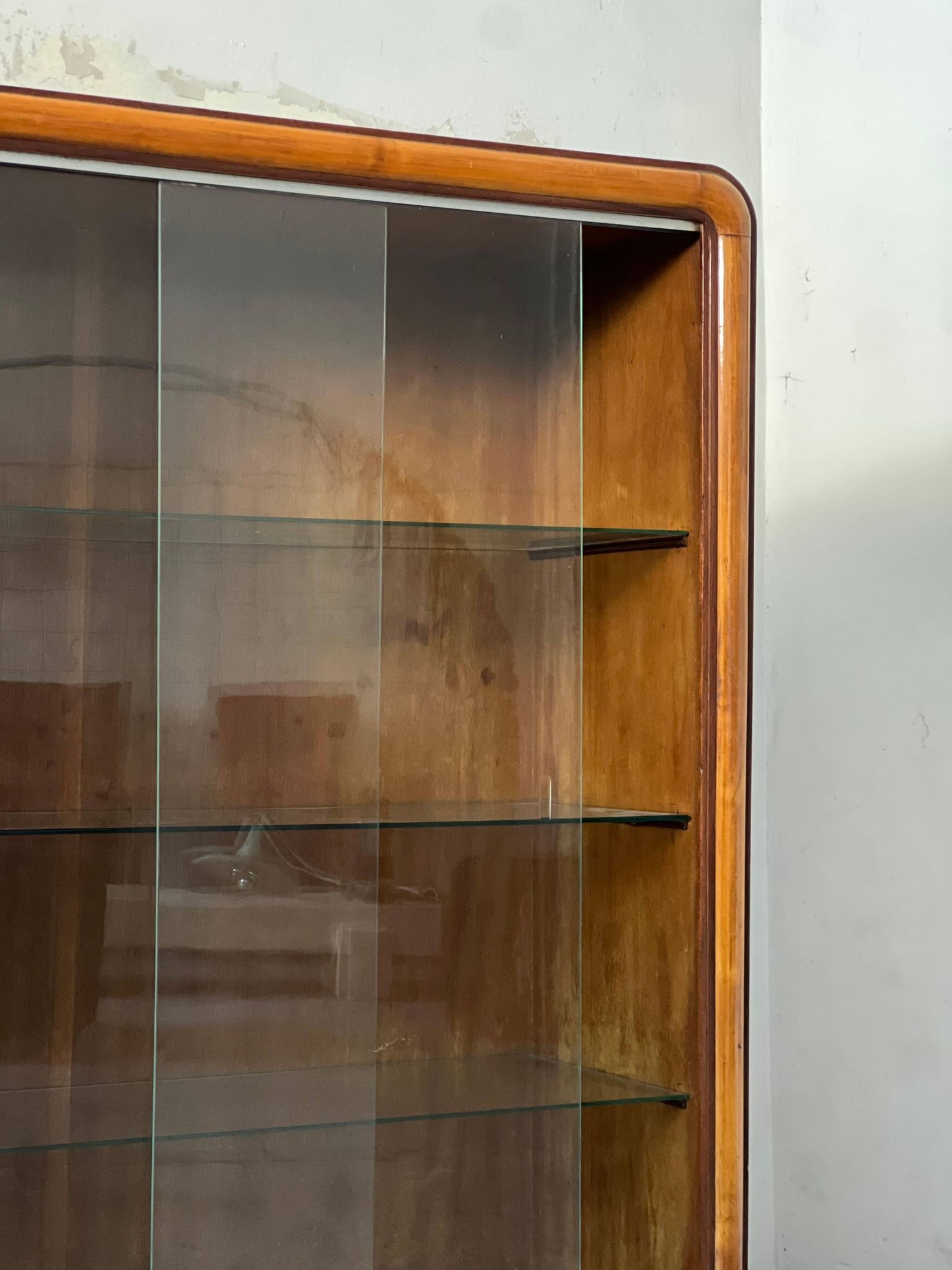1940's Italian cabinet credenza bar display with glass door art deco style