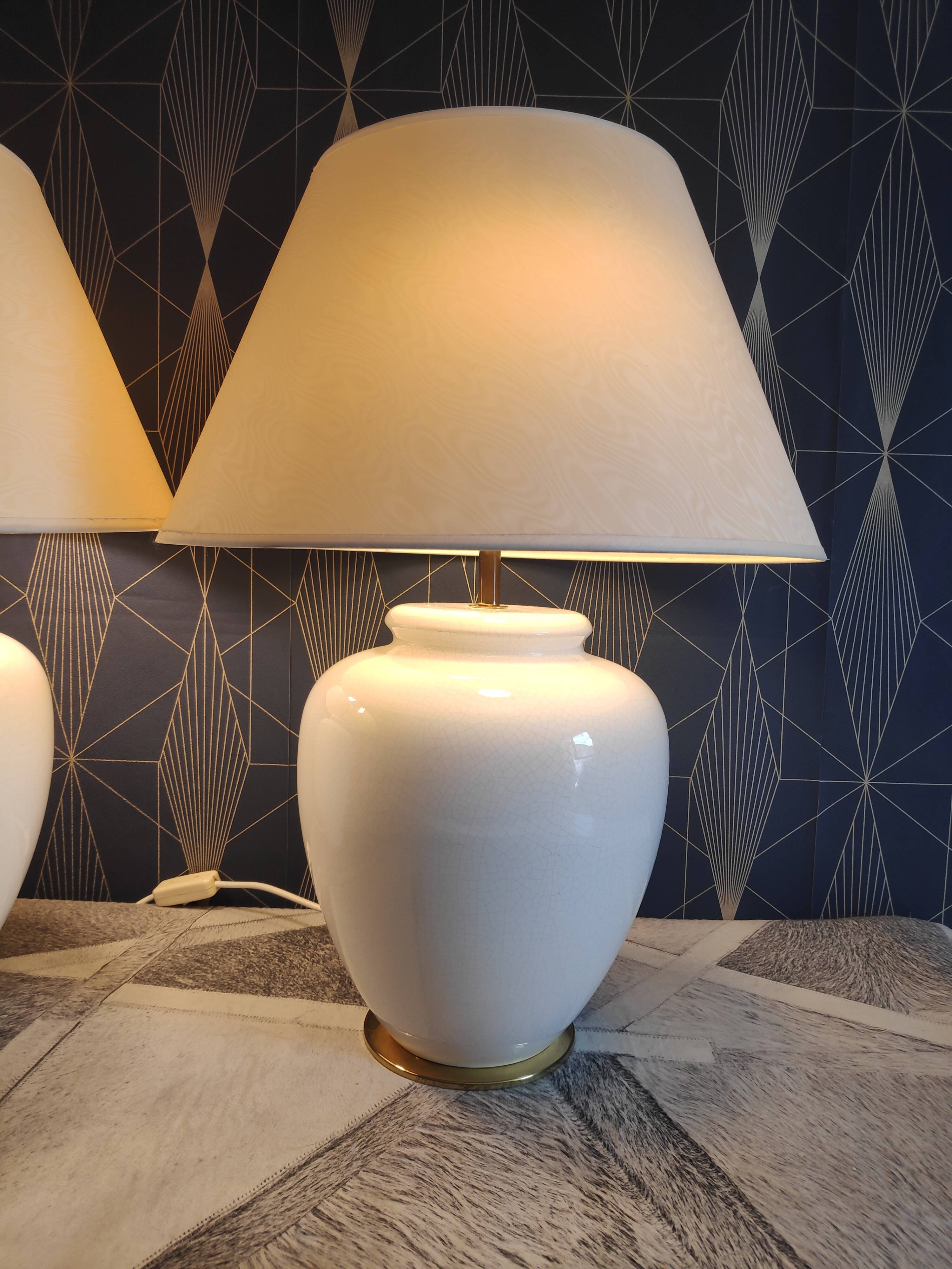 Lamps 2 white cracked ceramic foot fires