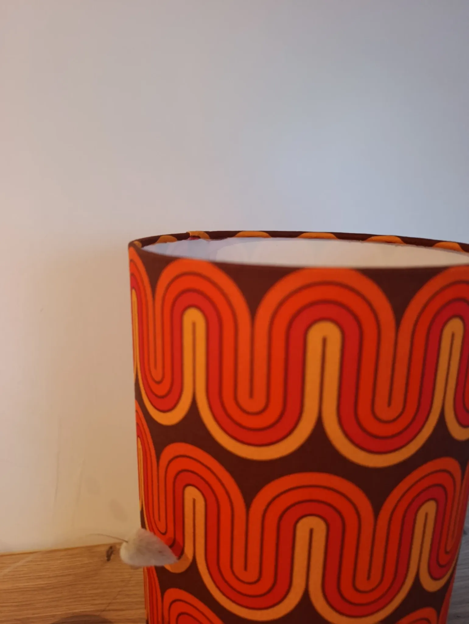 Lampe tube imprimé vagues psychédéliques esprit seventies