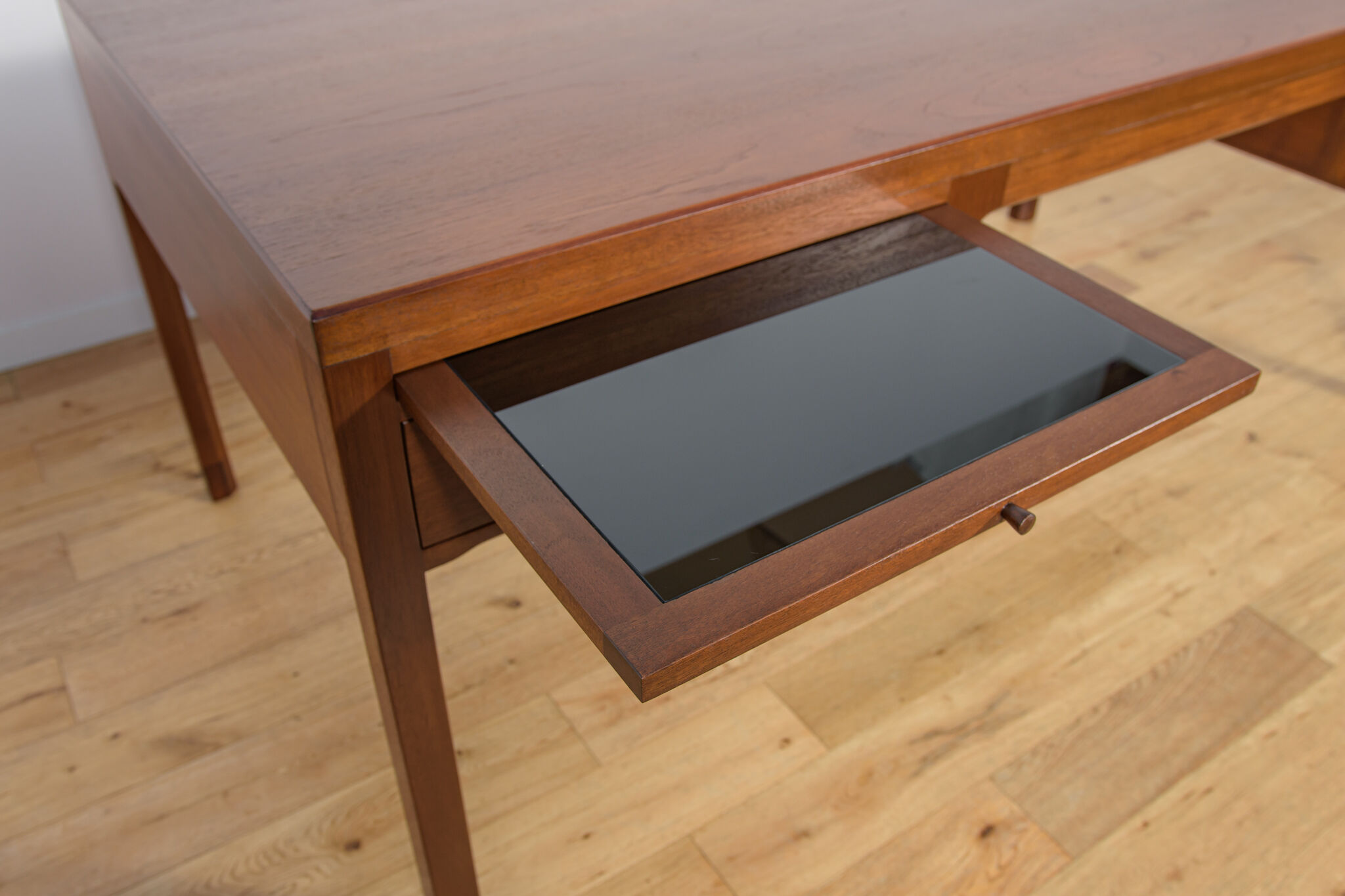 Bureau en teck du milieu du siècle par Ejner Larsen et Aksel Bender Madsen pour Willy Beck, Danemark, années 1950.
