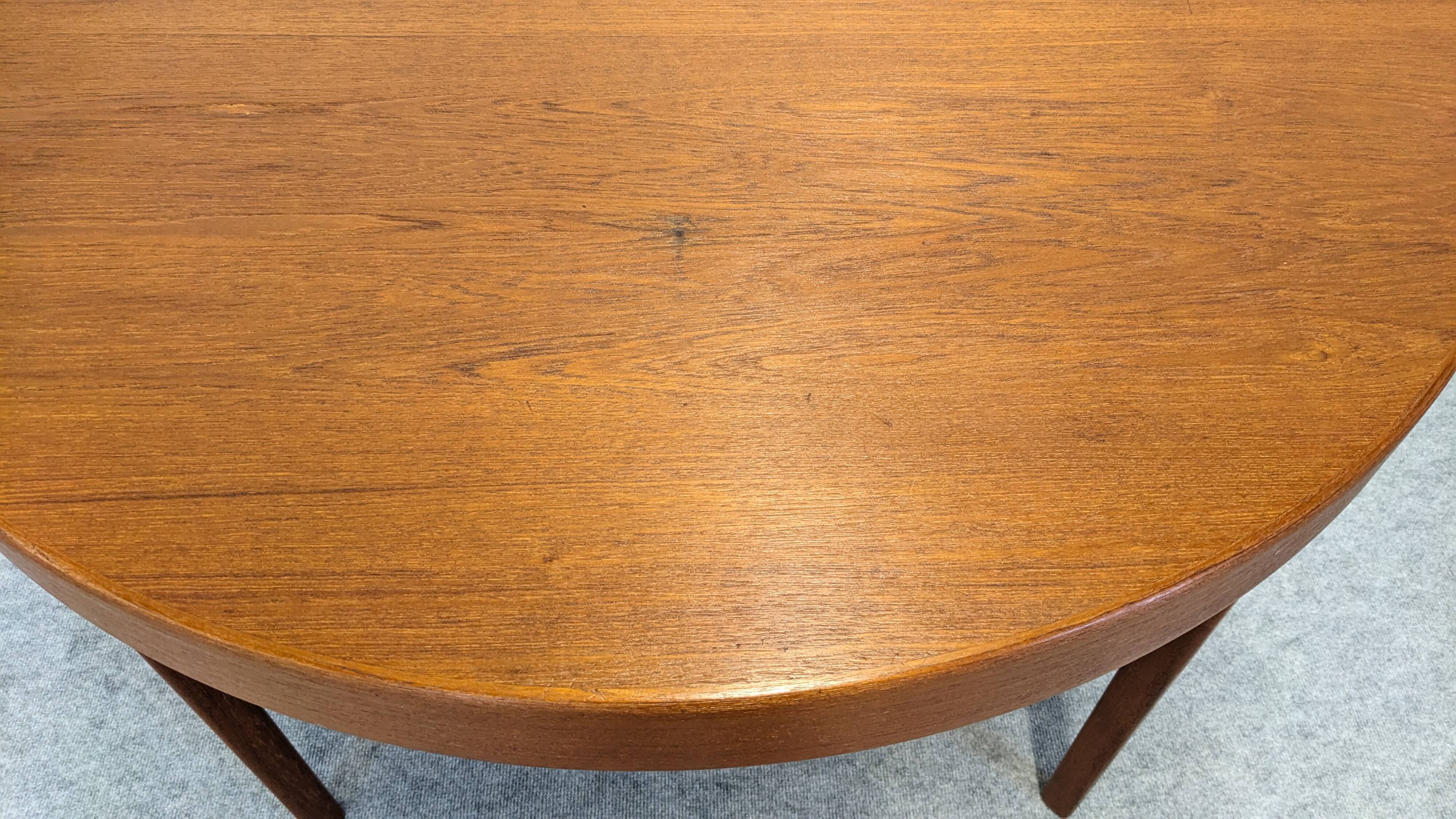Table ronde extensible en teck de Oluf Theodor Larsen, Danemark vers 1970