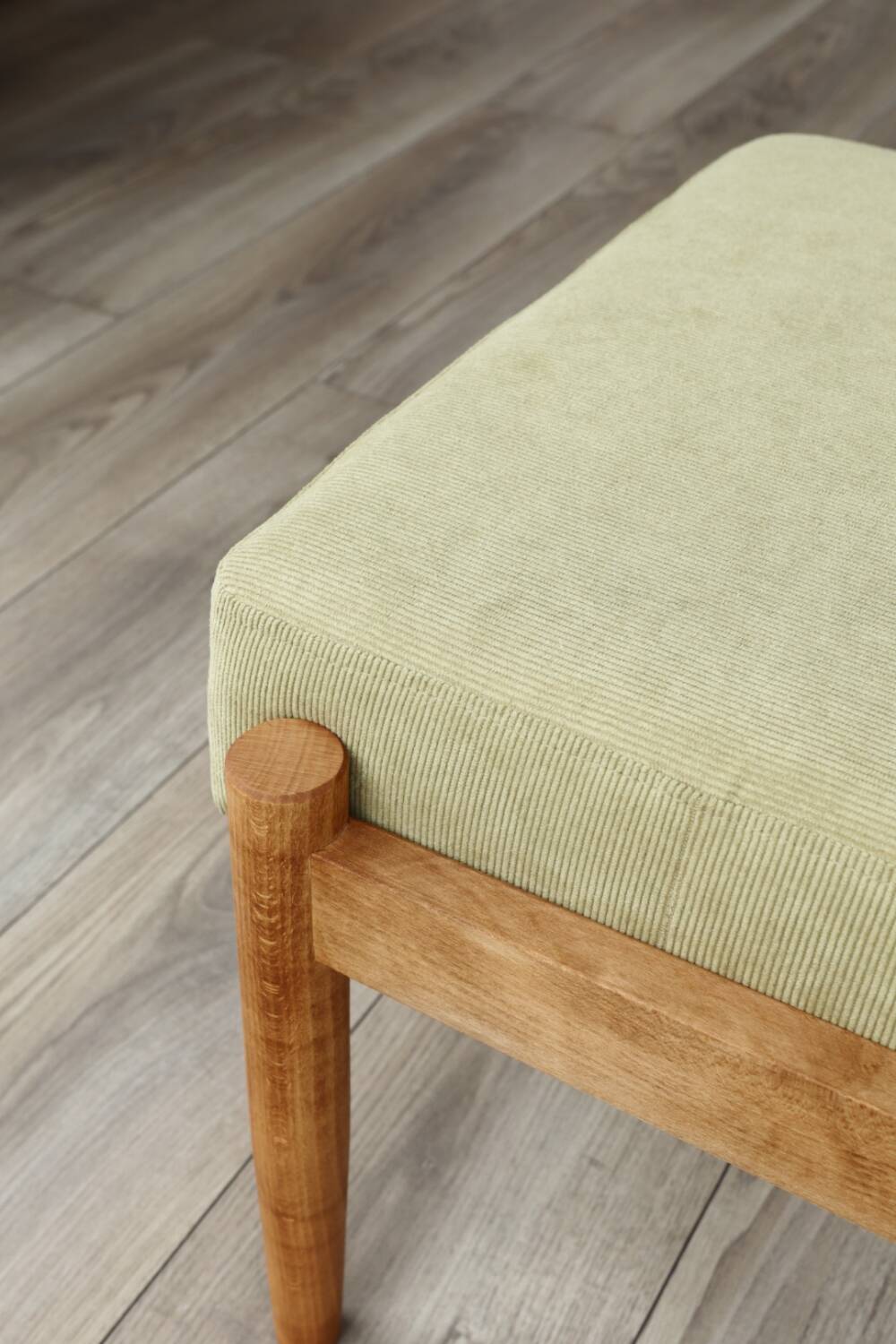 Fauteuil scandinave en bois avec repose-pieds vert olive