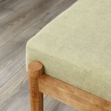Fauteuil scandinave en bois avec repose-pieds vert olive