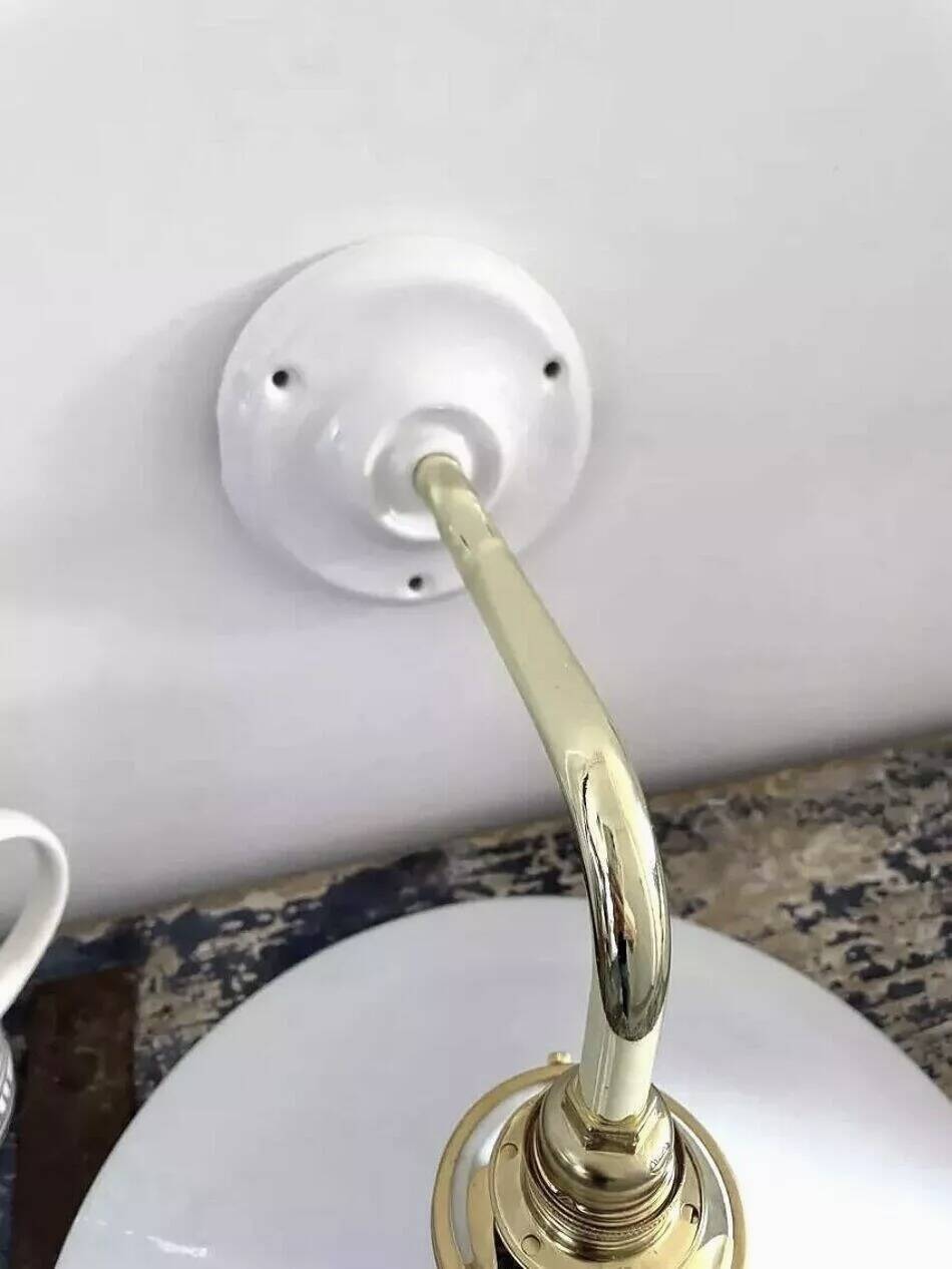 Paire d’appliques murales en opaline blanche