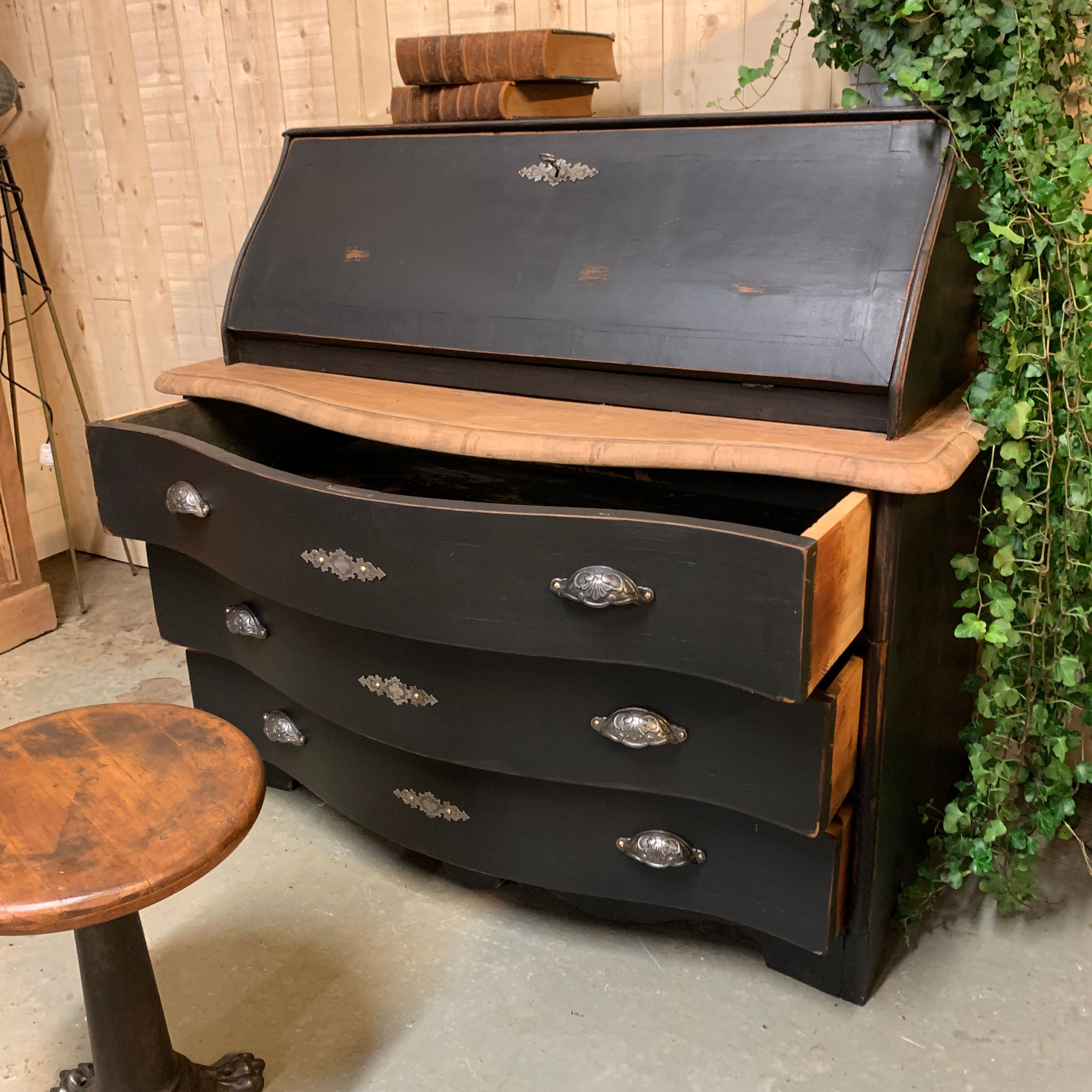 Former chest scriban curve 19th