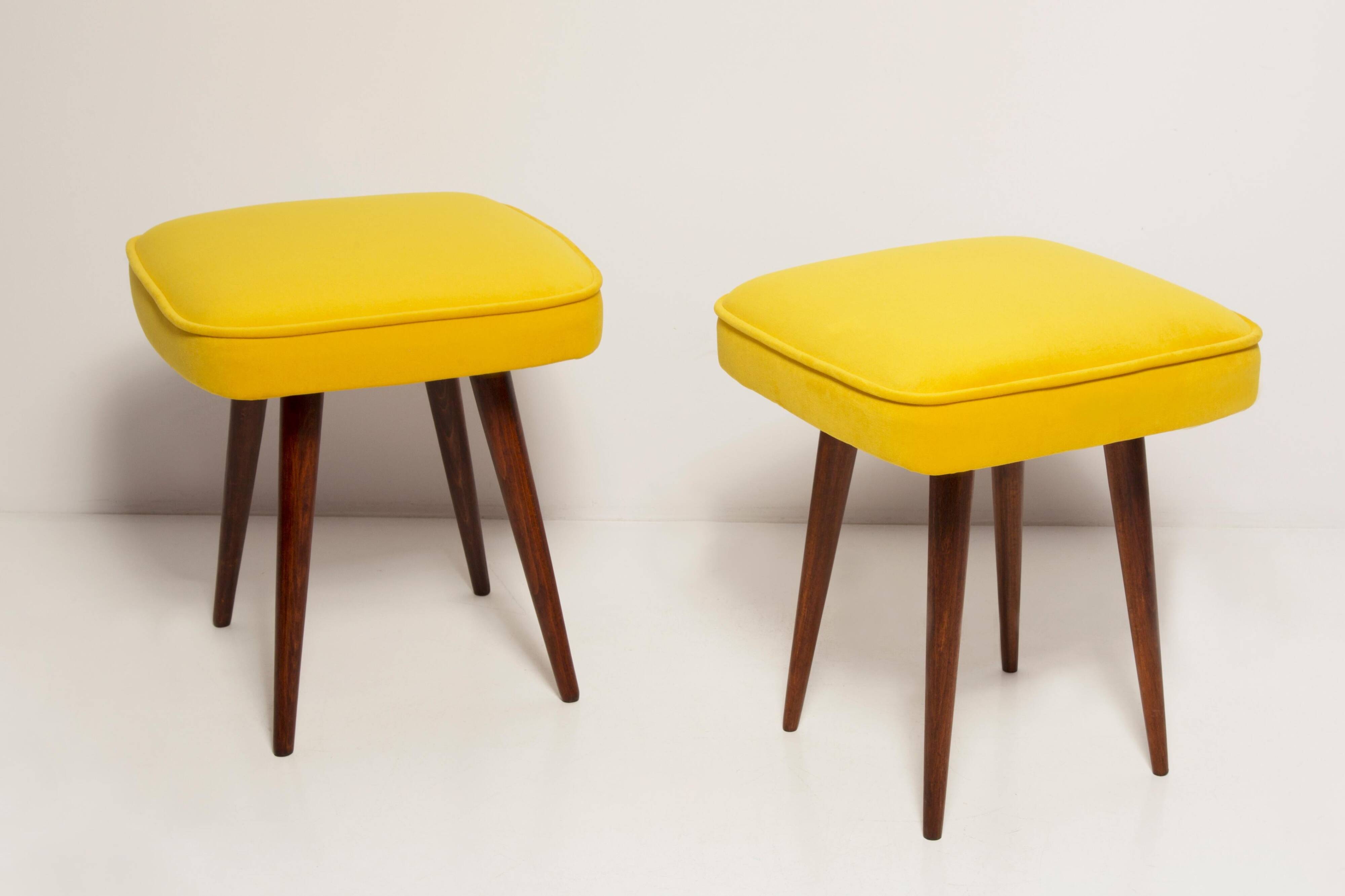 Ensemble de deux tabourets de chevet en velours jaune milieu du siècle, Europe, années 1960