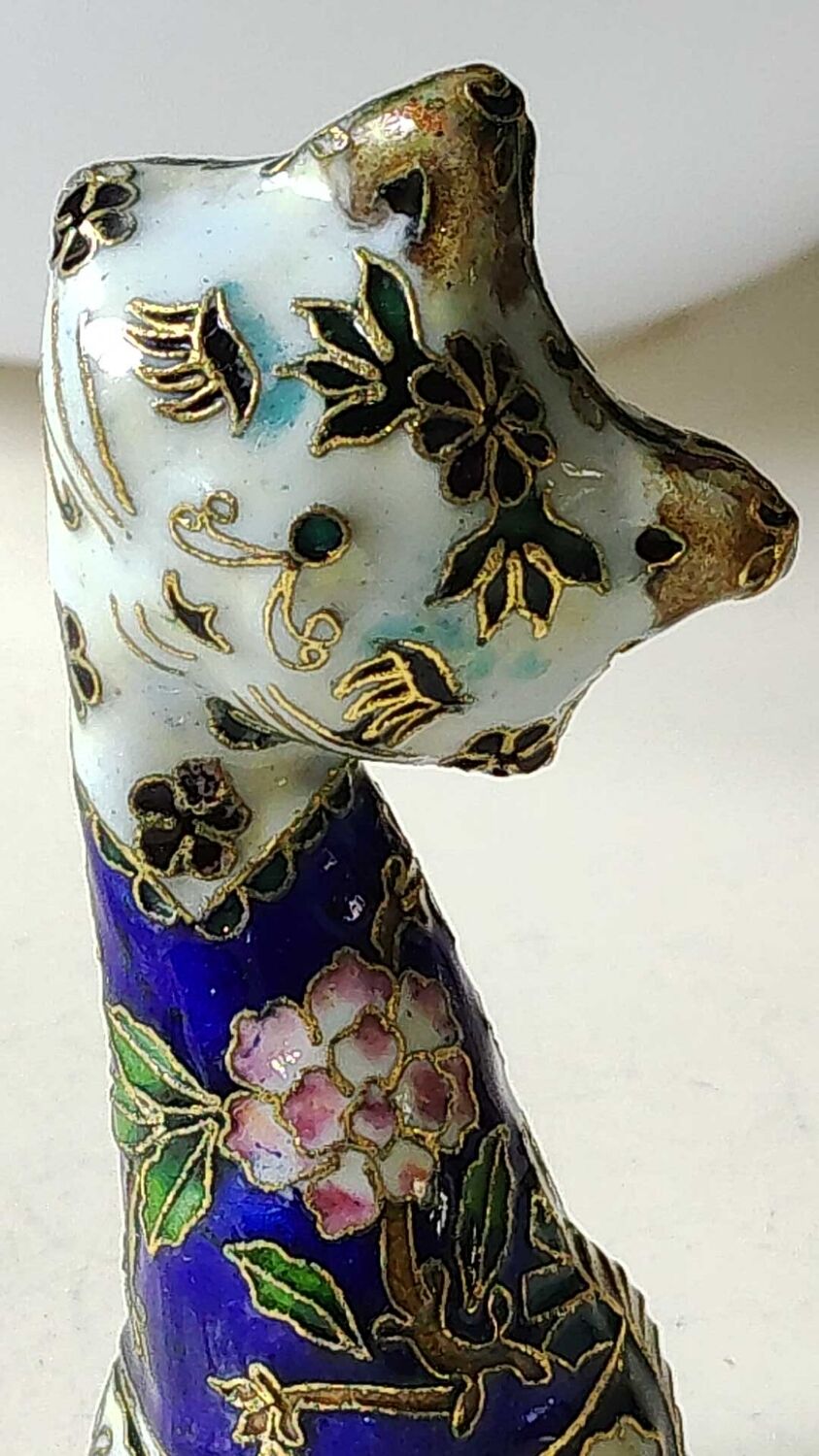 Chinese cat figurine in bronze / brass enamel cloisonné. floral motifs, gold inclusions