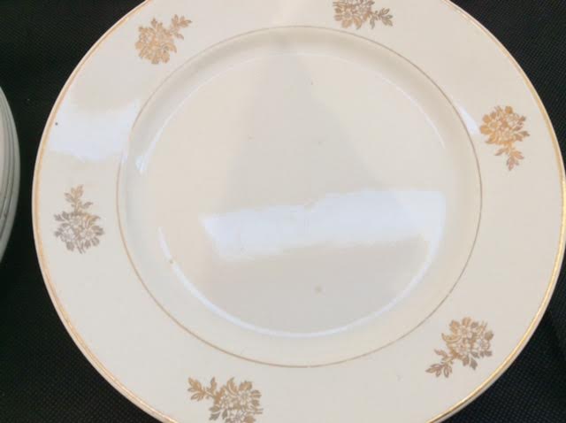 Service of 28 porcelain plates