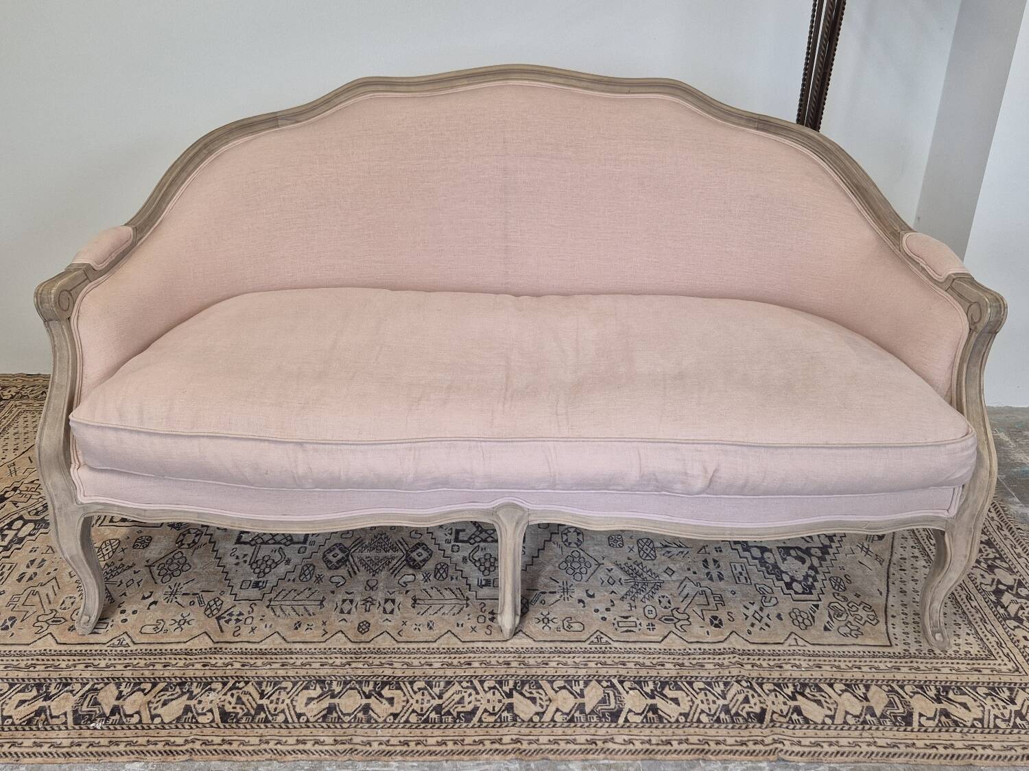 Louis XV style bench sofa in pink fabric and burlap