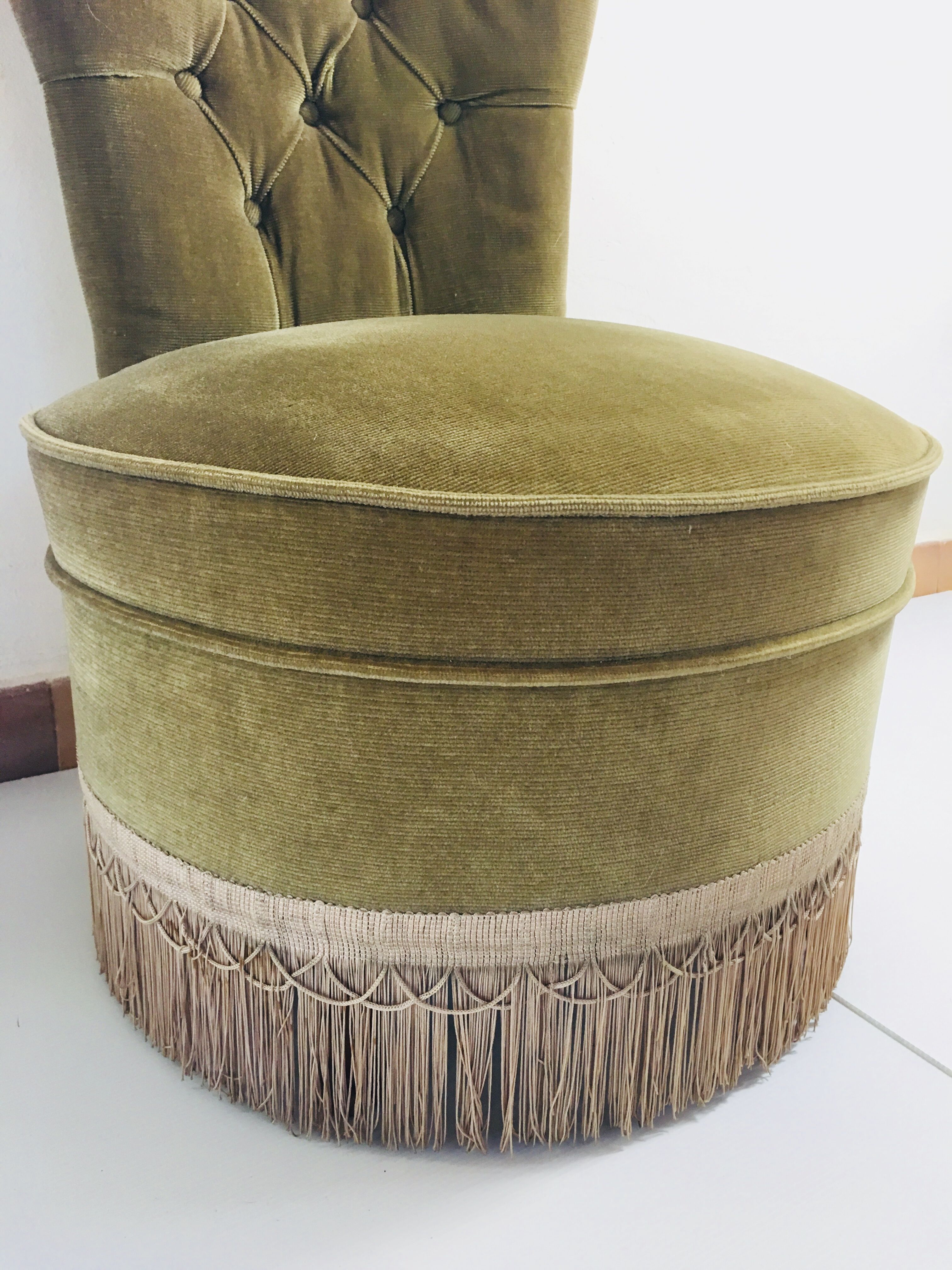 Fauteuil crapaud vintage à frange