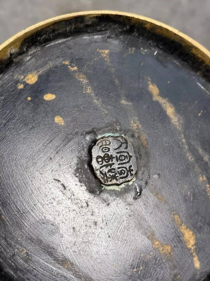 China 19th century: Very important pair of bronze vases decorated with Cloiso enamels